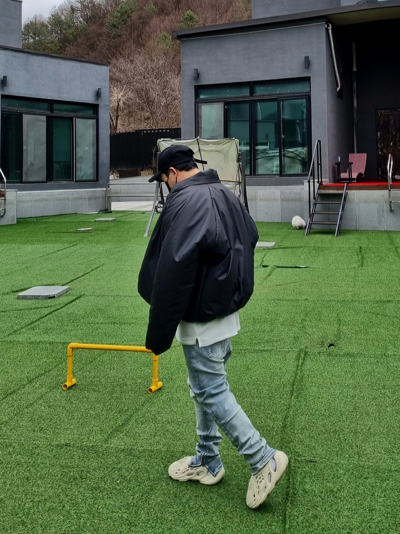 Yeezy Gap Engineered By Balenciaga Round Jacket 2 Black, Yeezy Gap Round Jacket Black 착용 스타일