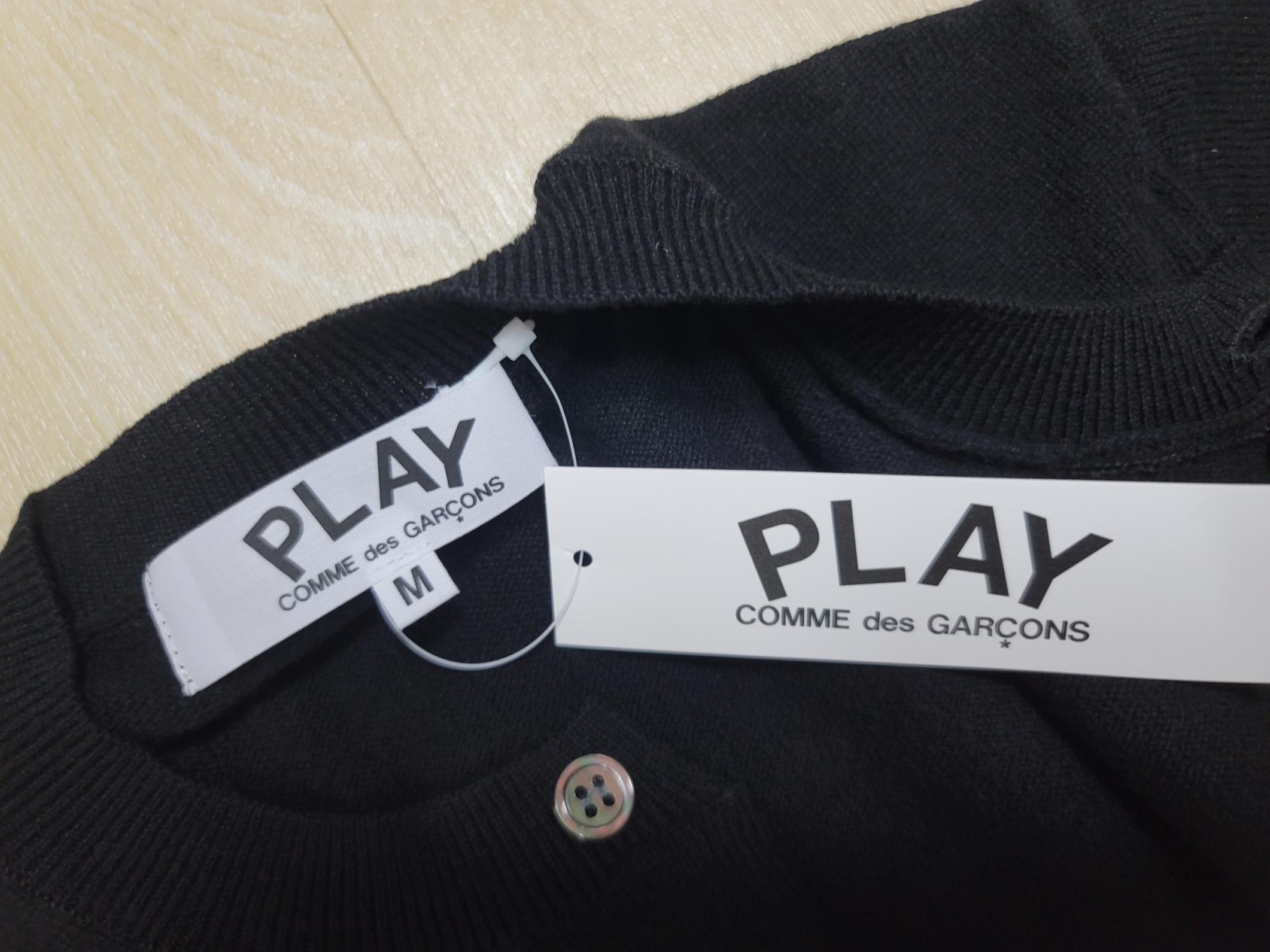Play Comme des Garcons Knit Red Heart Cardigan Black 착용 스타일