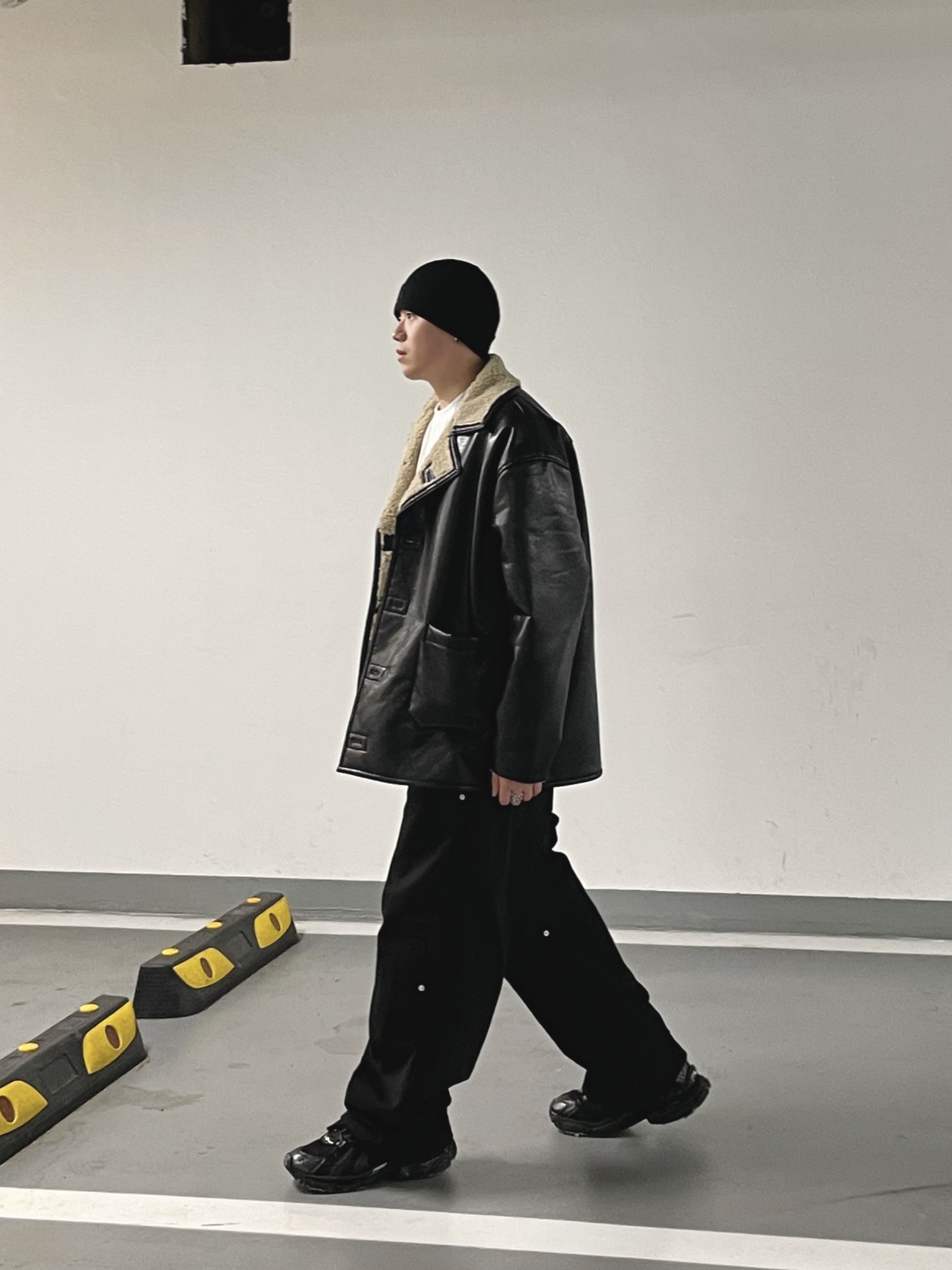 (W) Balenciaga Runner Sneakers, Balenciaga Runner Sneakers Monocolor Black 착용 스타일 - 1