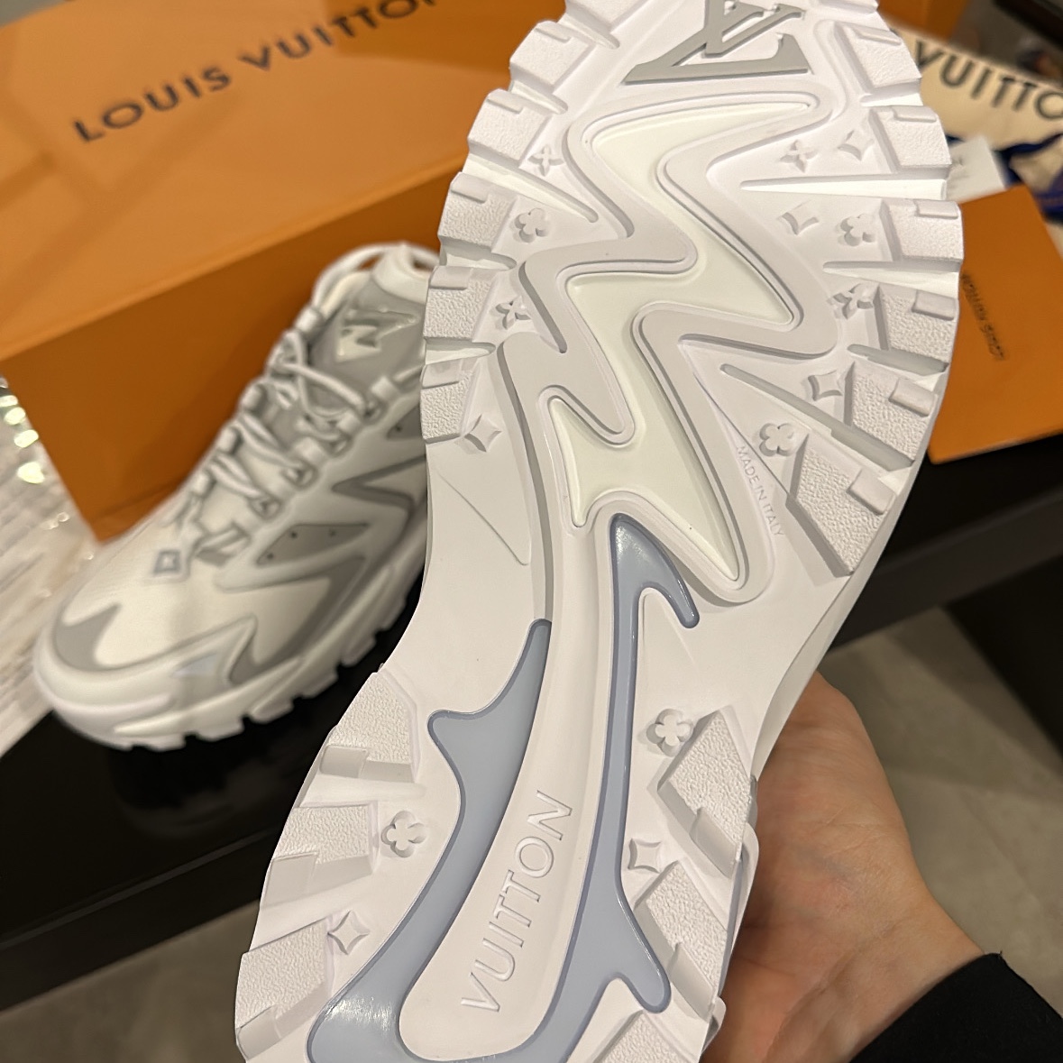 Louis Vuitton Runner Tatic Sneakers White 착용 스타일 - 4