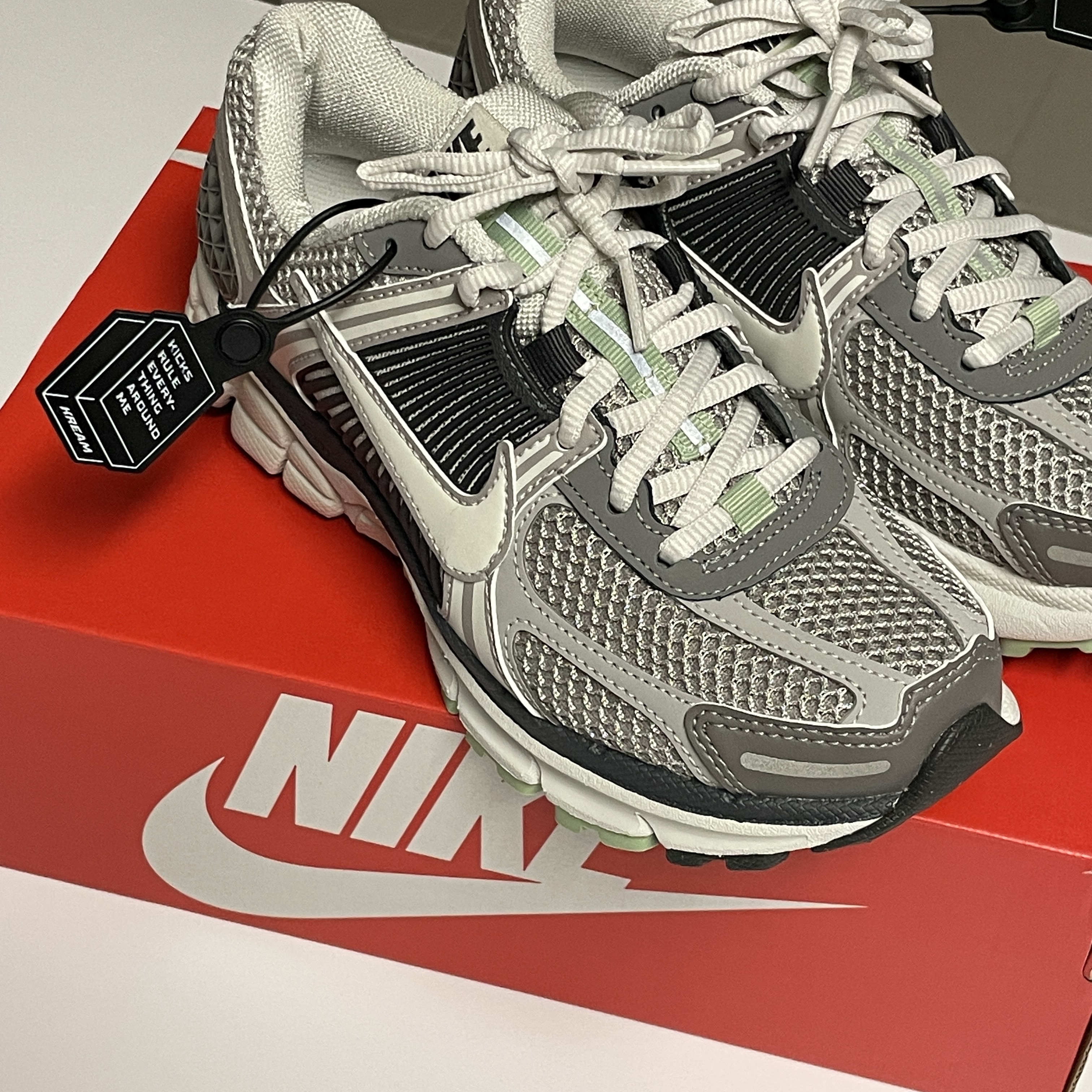 (W) Nike Zoom Vomero 5 Cobblestone and Flat Pewter 착용 스타일 - 2