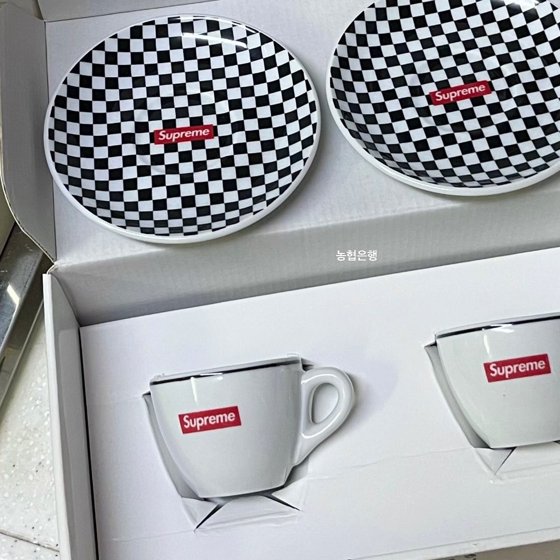 Supreme x IPA Porcellane Aosta Espresso Set Black (Set of 2) 착용 스타일 - 2