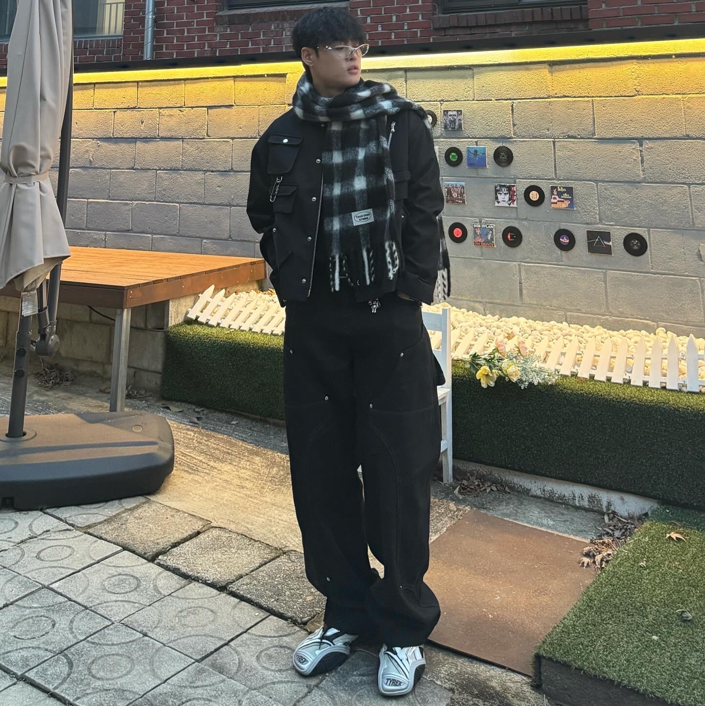 Balenciaga Tyrex Sneakers Black Grey, Gentle Monster Ytt 02 Silver 착용 스타일 - 2