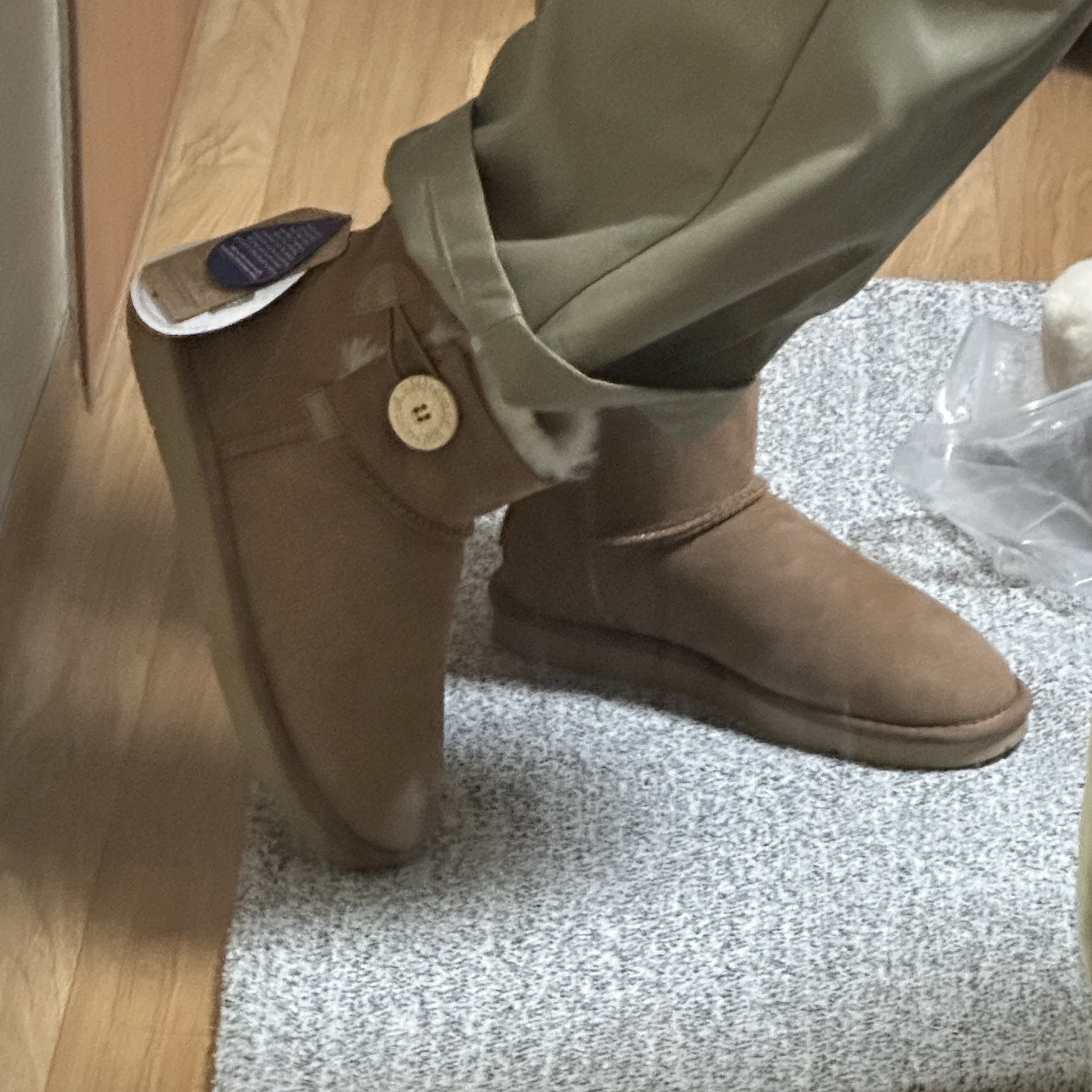 (W) UGG Mini Bailey Button II Boots Chestnut 착용 스타일 - 6
