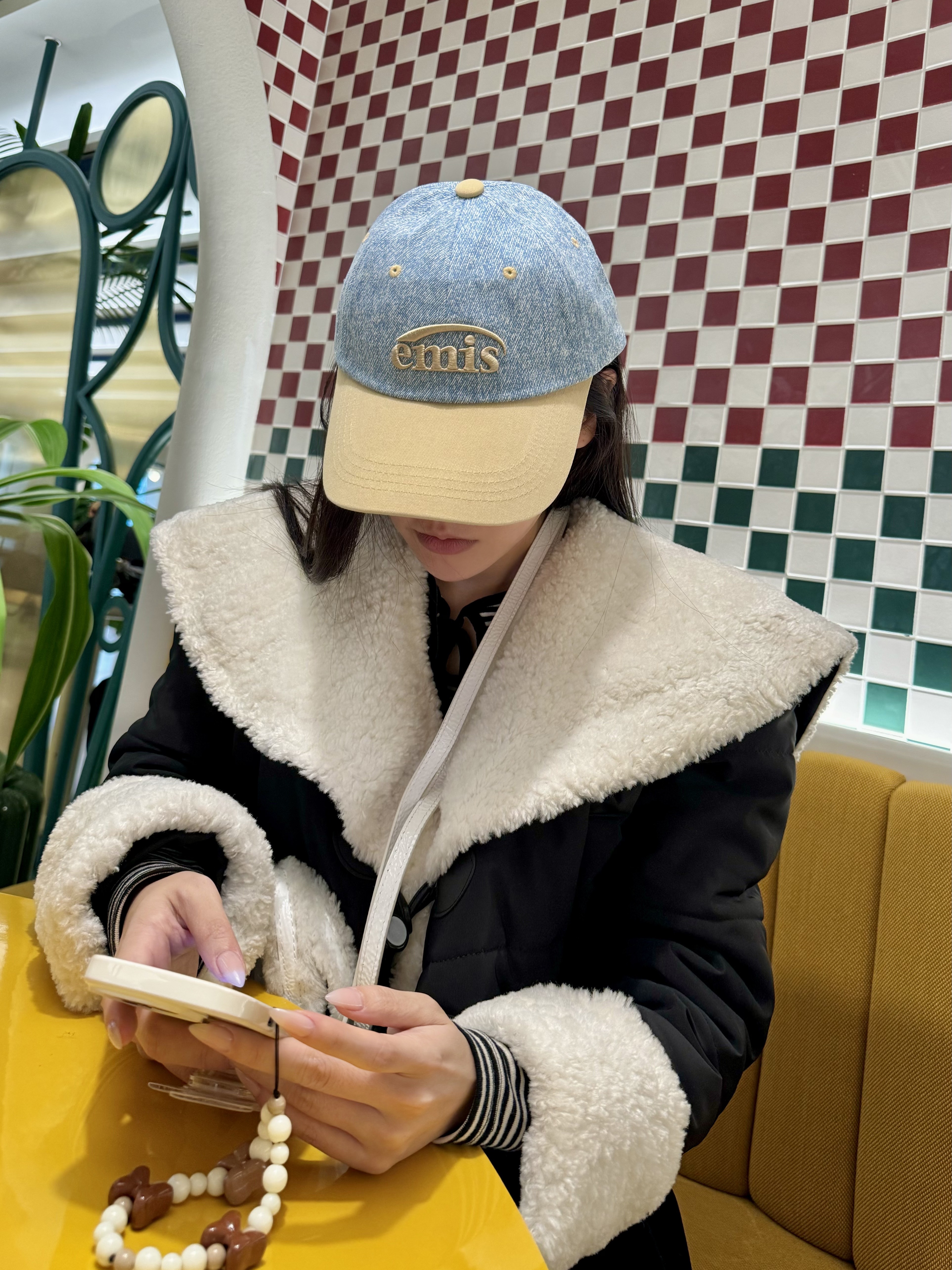 Emis New Logo Denim Ball Cap Light Blue Denim Beige 착용 스타일 - 1