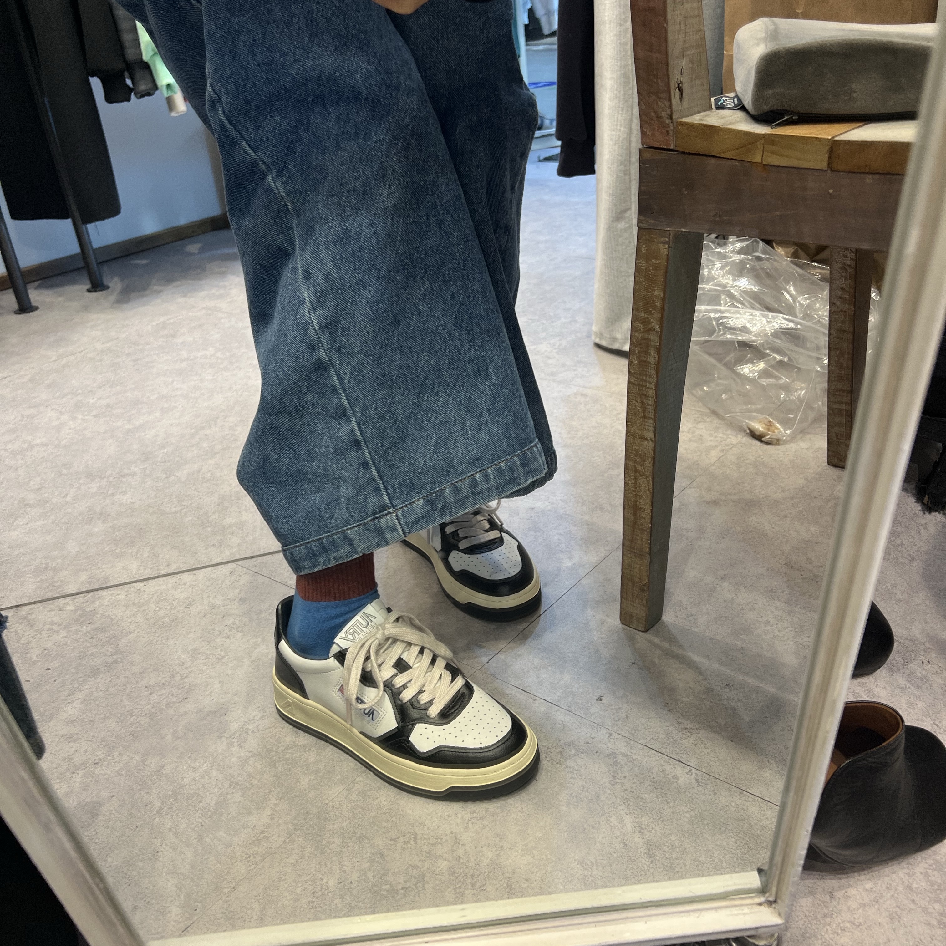 (W) Autry Medalist Low Leather Sneakers Black White 착용 스타일 - 2