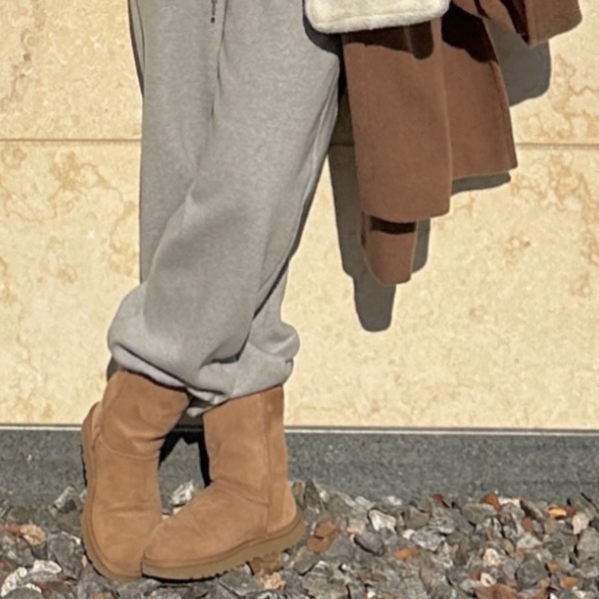 (W) UGG Classic Short II Boots Chestnut 착용 스타일 - 1