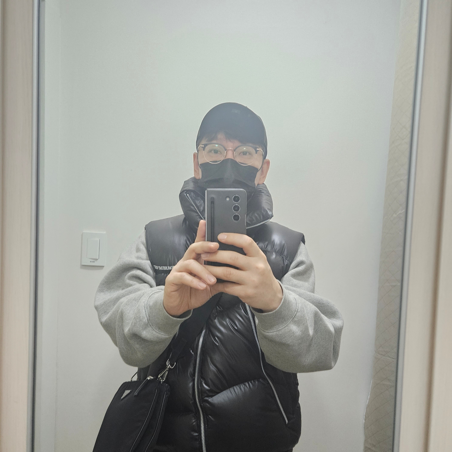 Prada Re-Nylon and Saffiano Leather Shoulder Bag Black, Essentials Sweatpants Heather Oatmeal - 21SS 착용 스타일 - 1