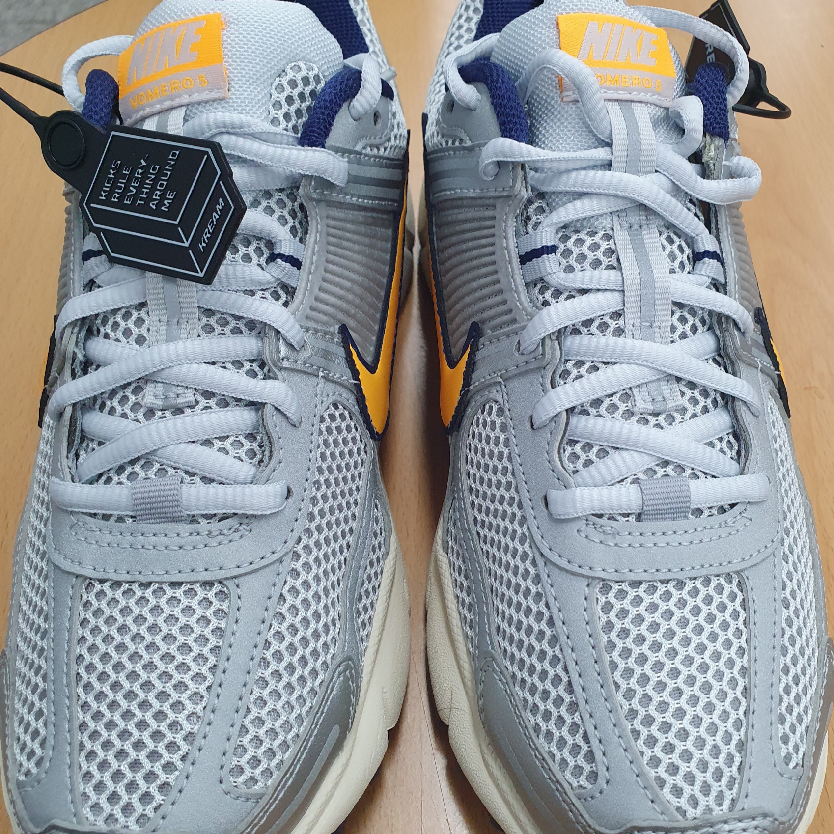 Nike Zoom Vomero 5 Pure Platinum and Laser Orange 착용 스타일