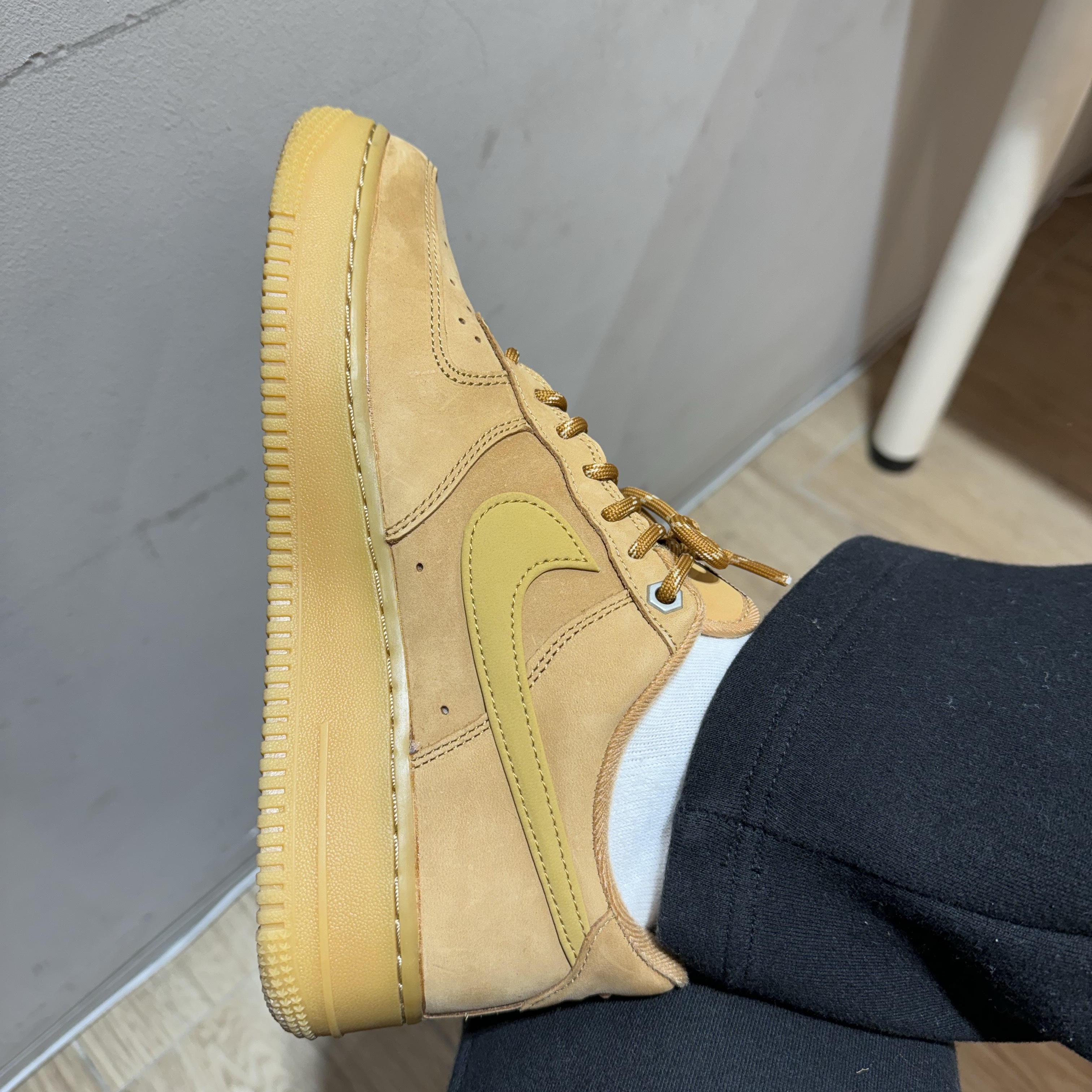 Nike Air Force 1 '07 WB Flax 착용 스타일