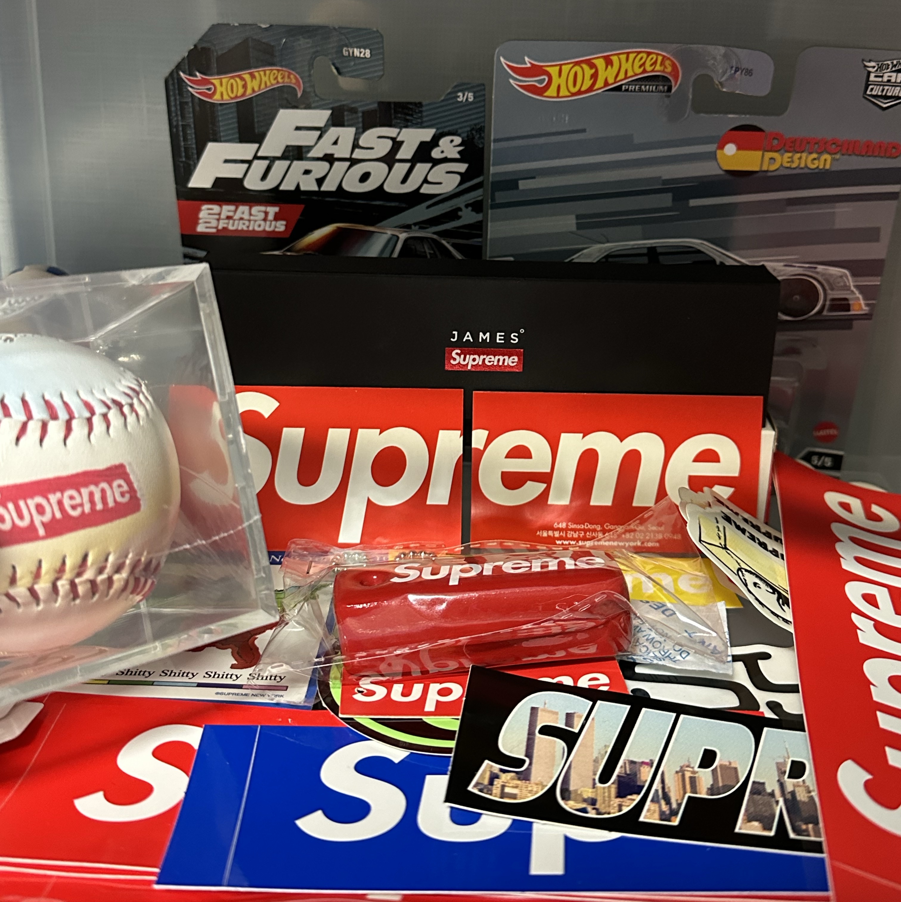 Supreme x Rawlings Aerial Baseball Multicolor - 23FW, Supreme Floating Keychain Red - 23FW 착용 스타일
