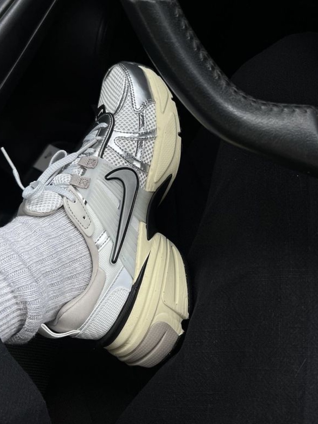 Nike V2K Run Summit White Metallic Silver 착용 스타일 - 4