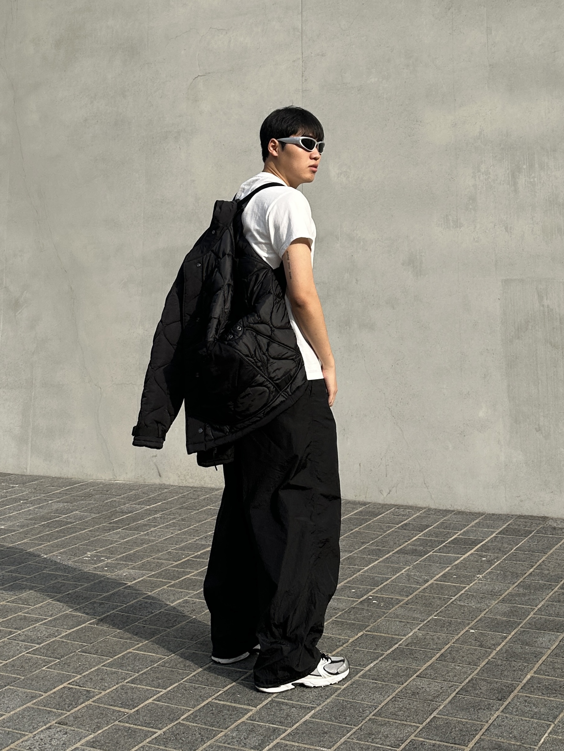 New Balance 530 Silver Black 착용 스타일 - 4