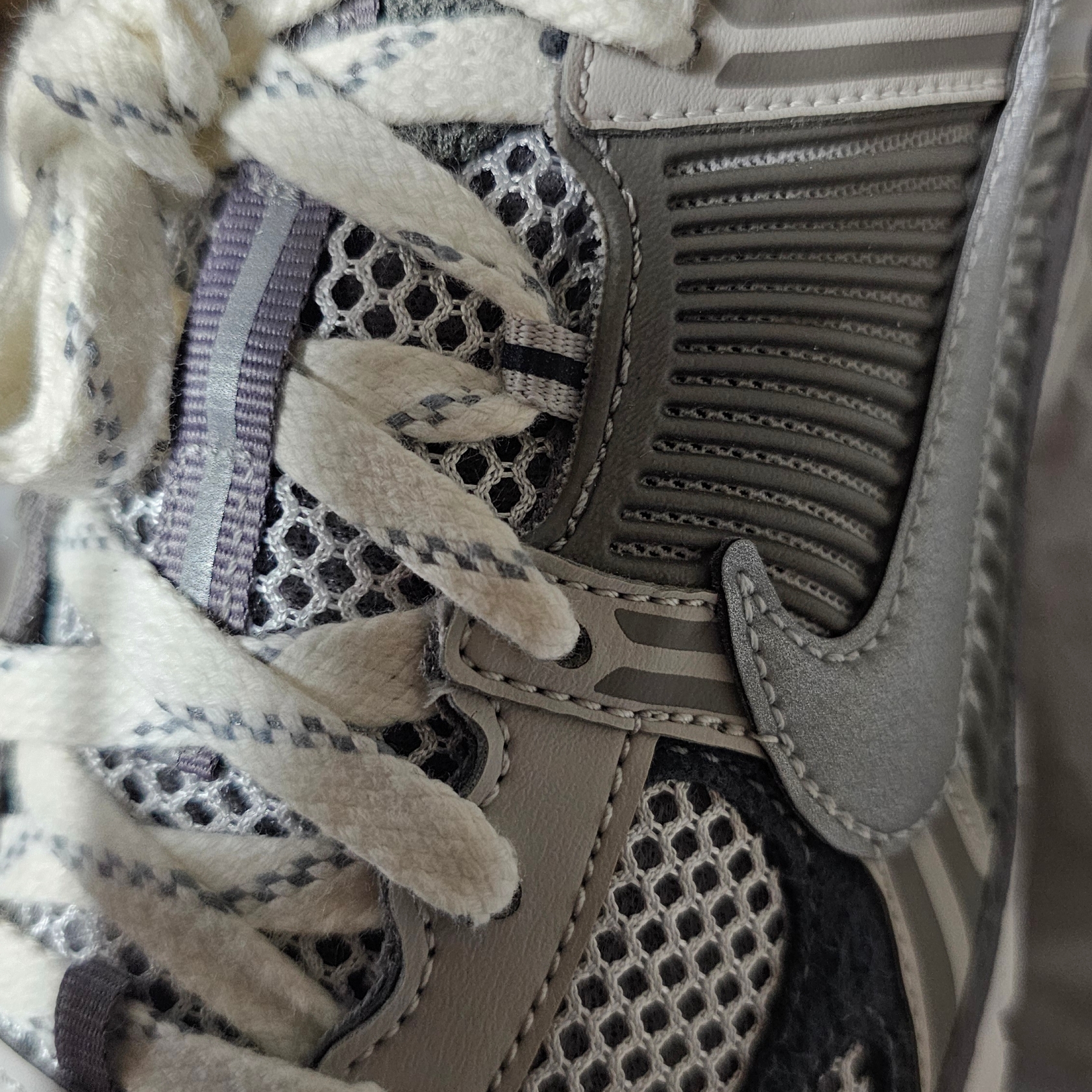 Nike Zoom Vomero 5 PRM Light Iron Ore and Flat Fewter 착용 스타일
