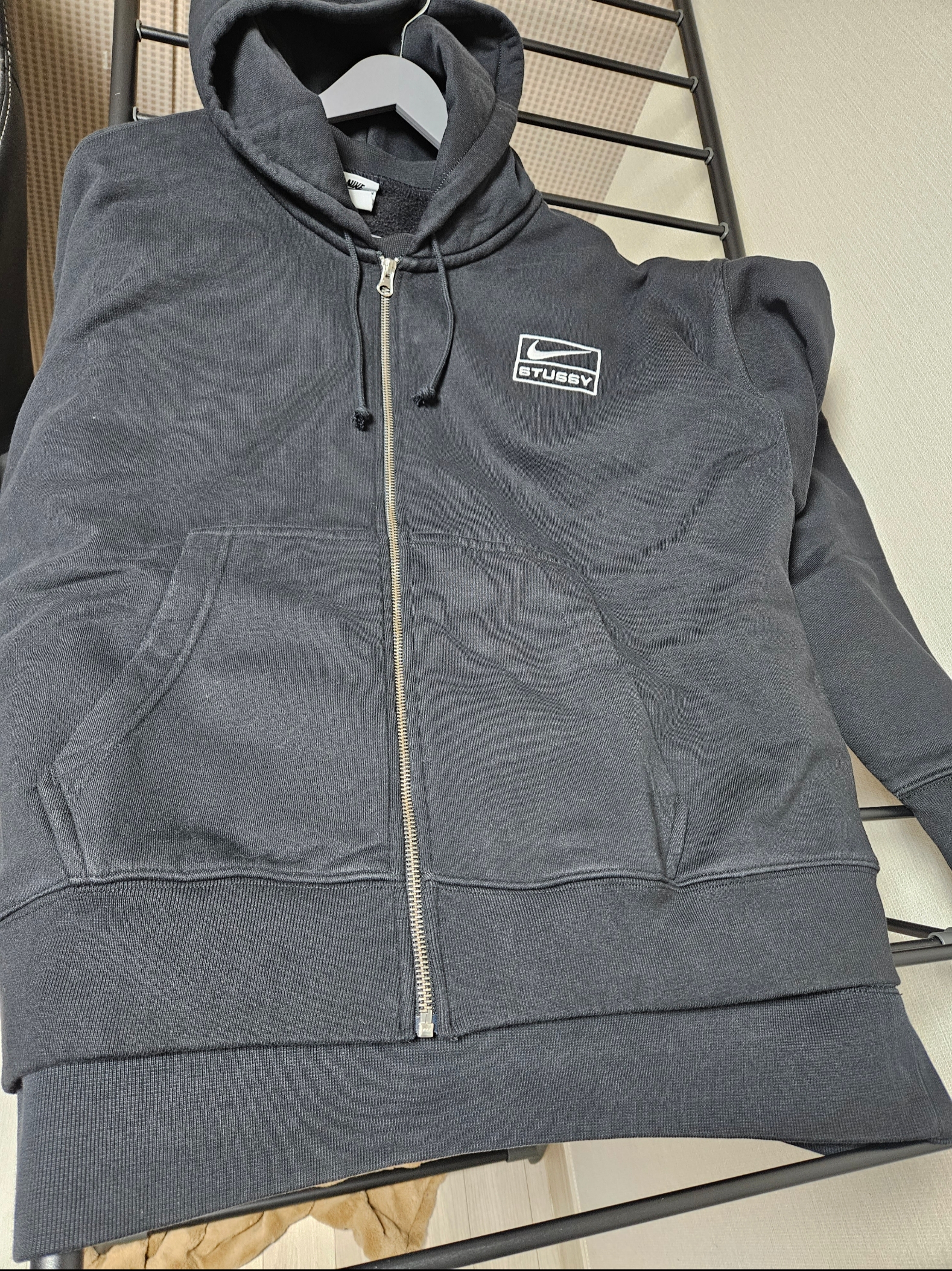 Nike x Stussy Full Zip Washed Fleece Hoodie Black (FJ9175-010), Nike x Stussy NRG Washed Fleece Crewneck Black (DO5310-010) 착용 스타일 - 9