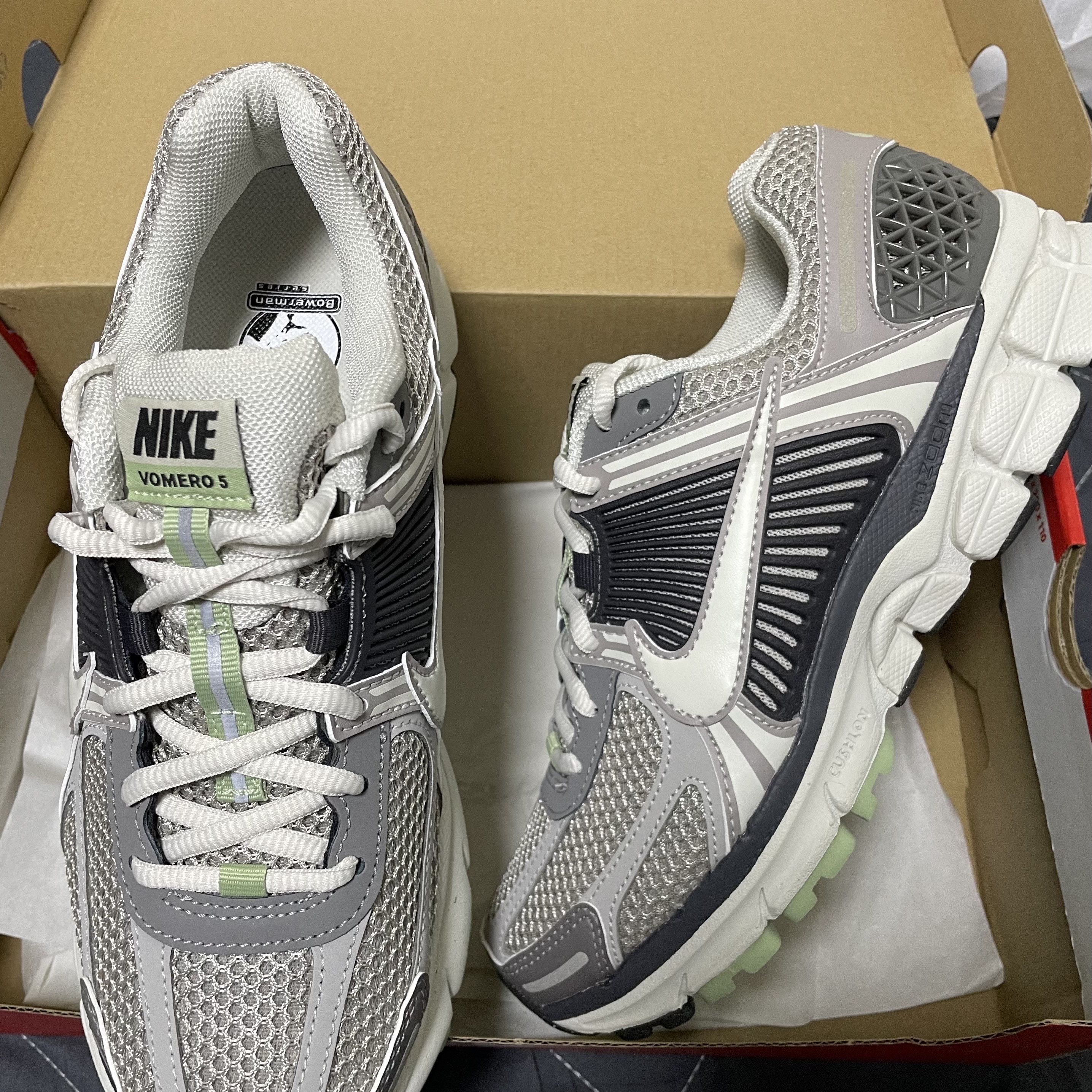 (W) Nike Zoom Vomero 5 Cobblestone and Flat Pewter 착용 스타일 - 1