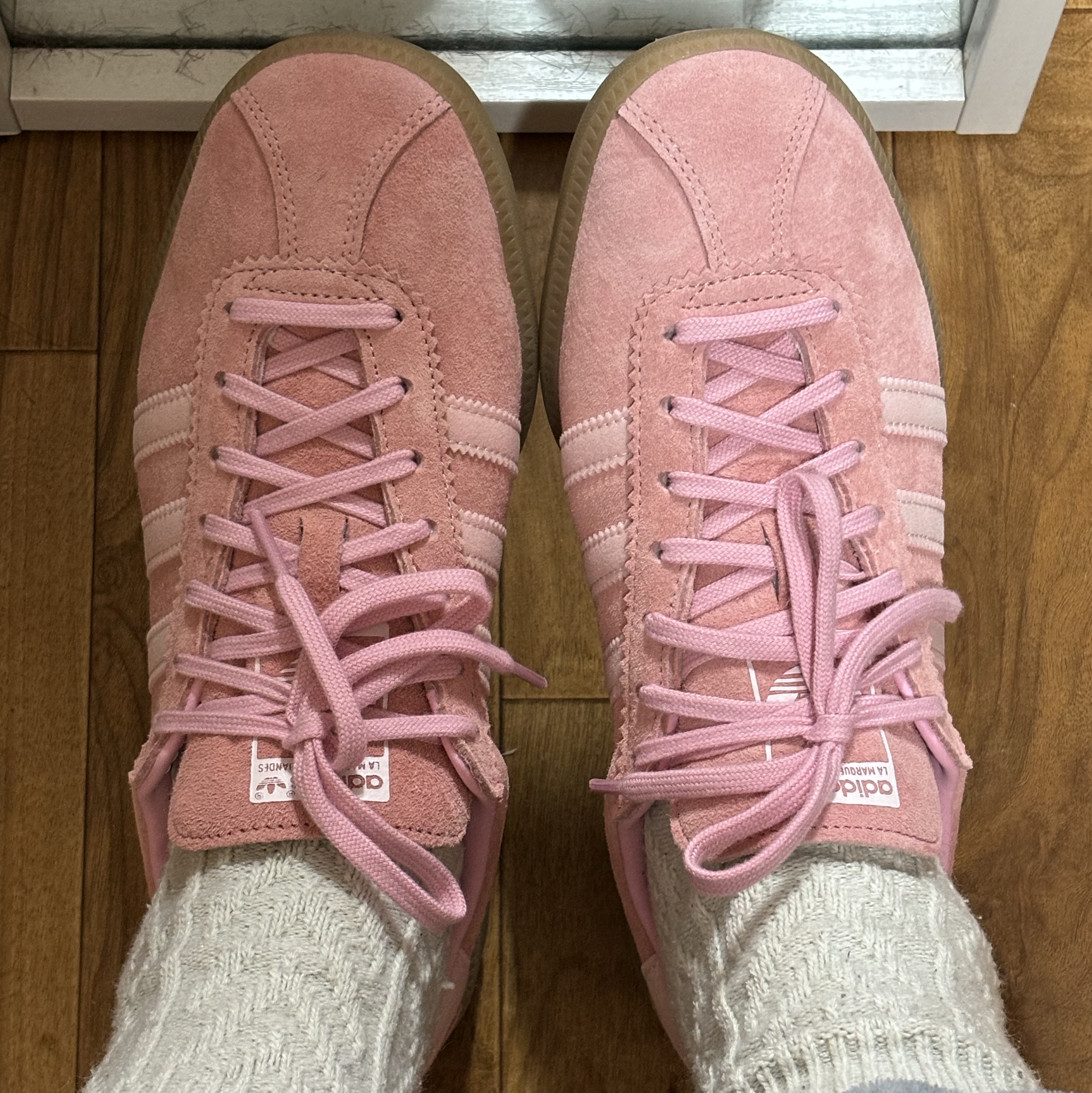 Adidas Bermuda Glow Pink 착용 스타일