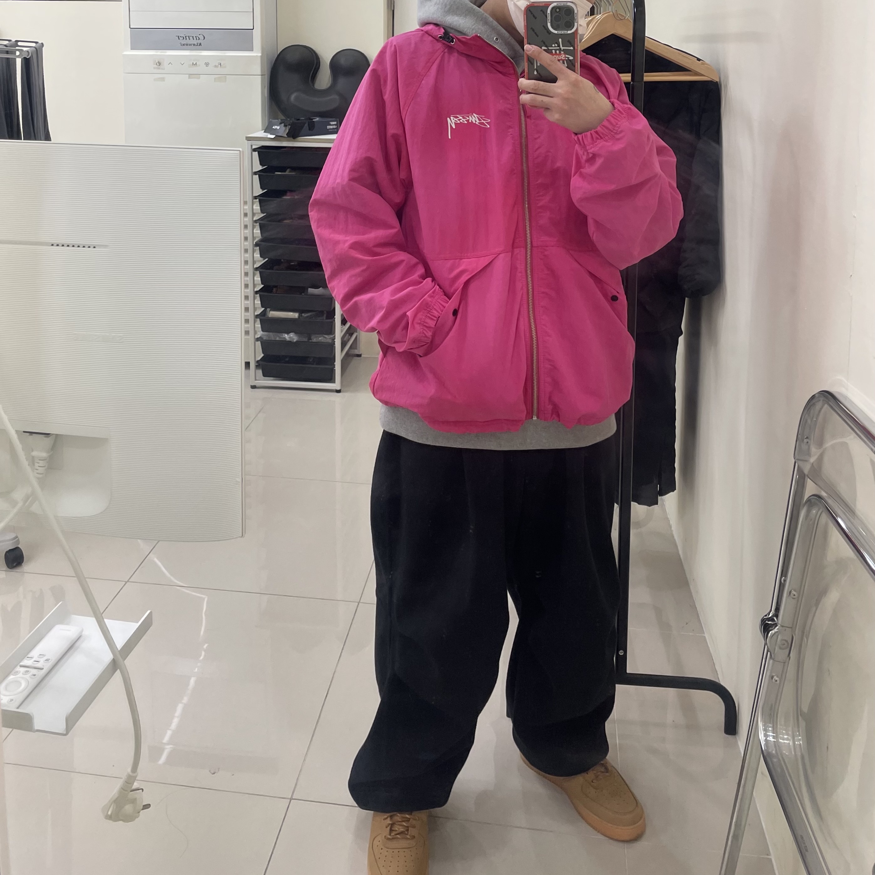 Stussy Wave Dye Beach Shell Jacket Fuchsia, Nike Air Force 1 '07 WB Flax 착용 스타일