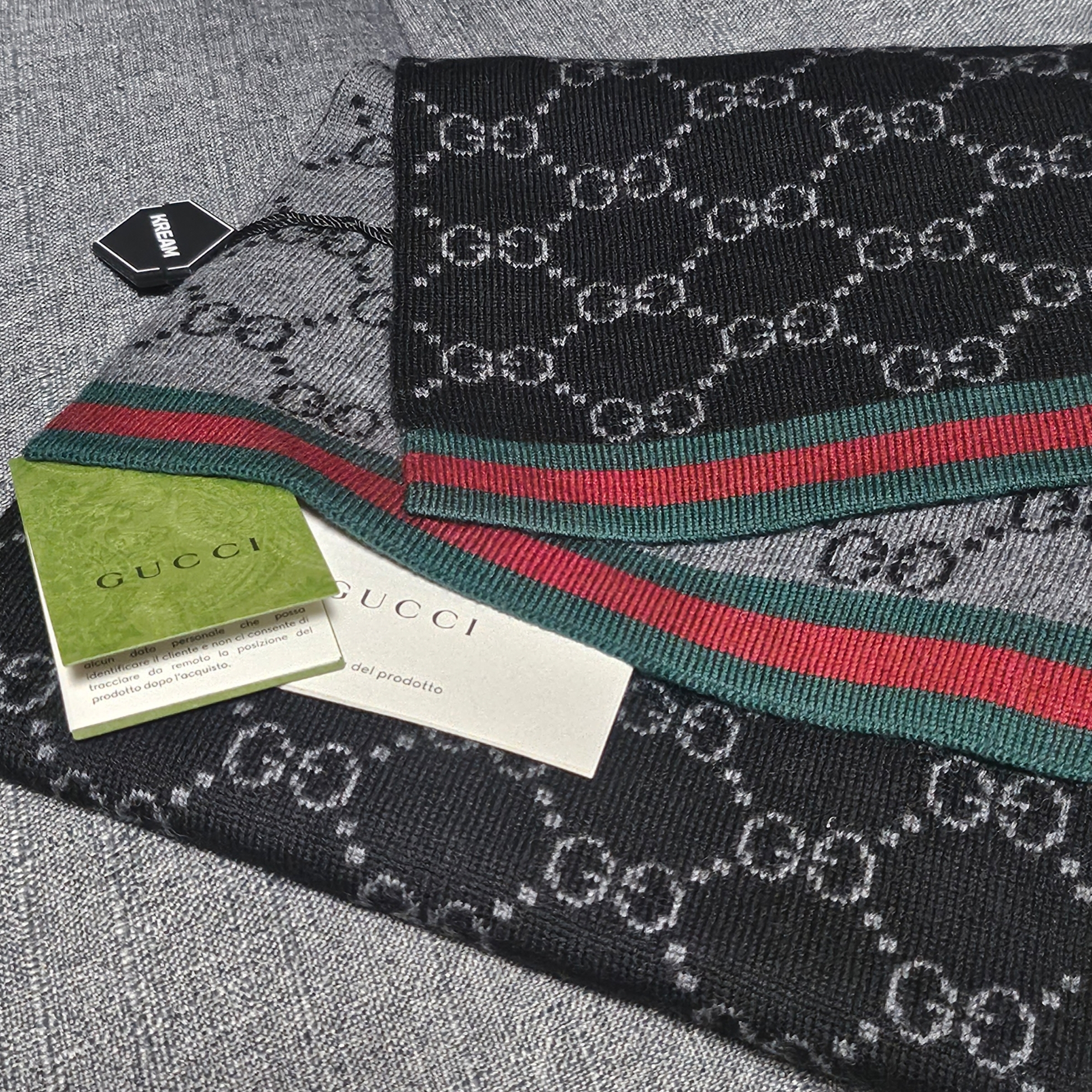 Gucci GG Two-Tone Wool Muffler Black 착용 스타일