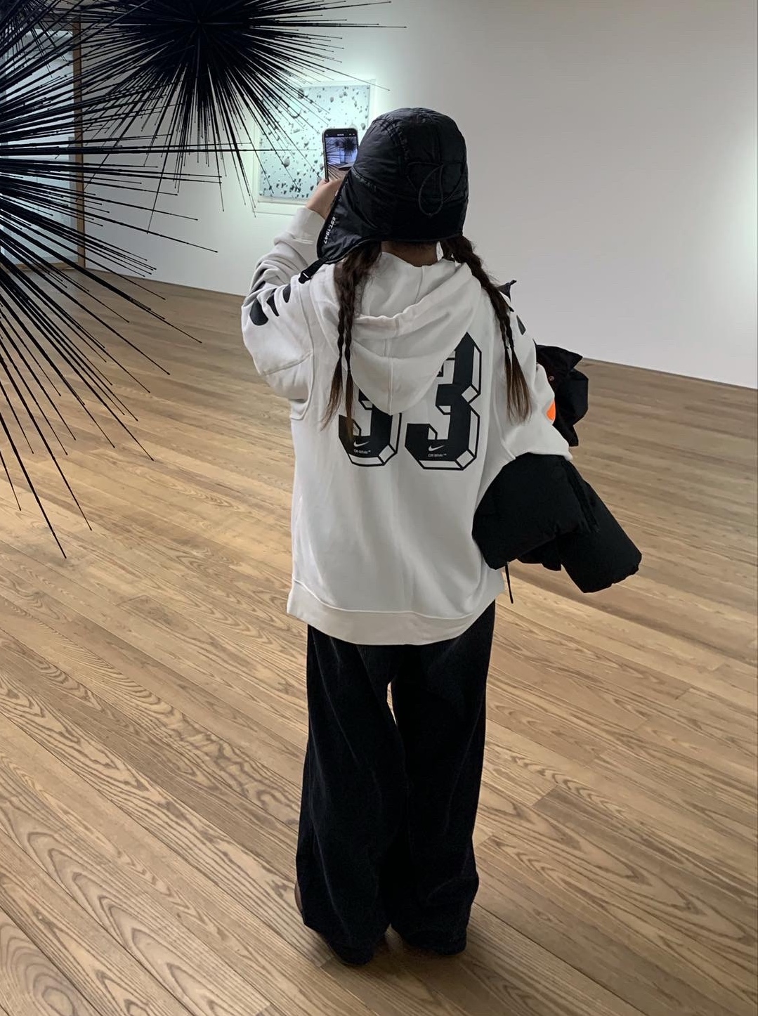 (W) Nike Air Force 1 '07 Cacao Wow, Nike x Off-White Pullover Hoodie White Total Orange 착용 스타일 - 2