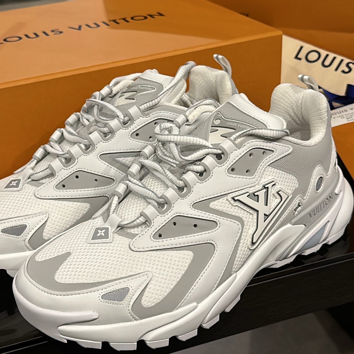 Louis Vuitton Runner Tatic Sneakers White 착용 스타일 - 2