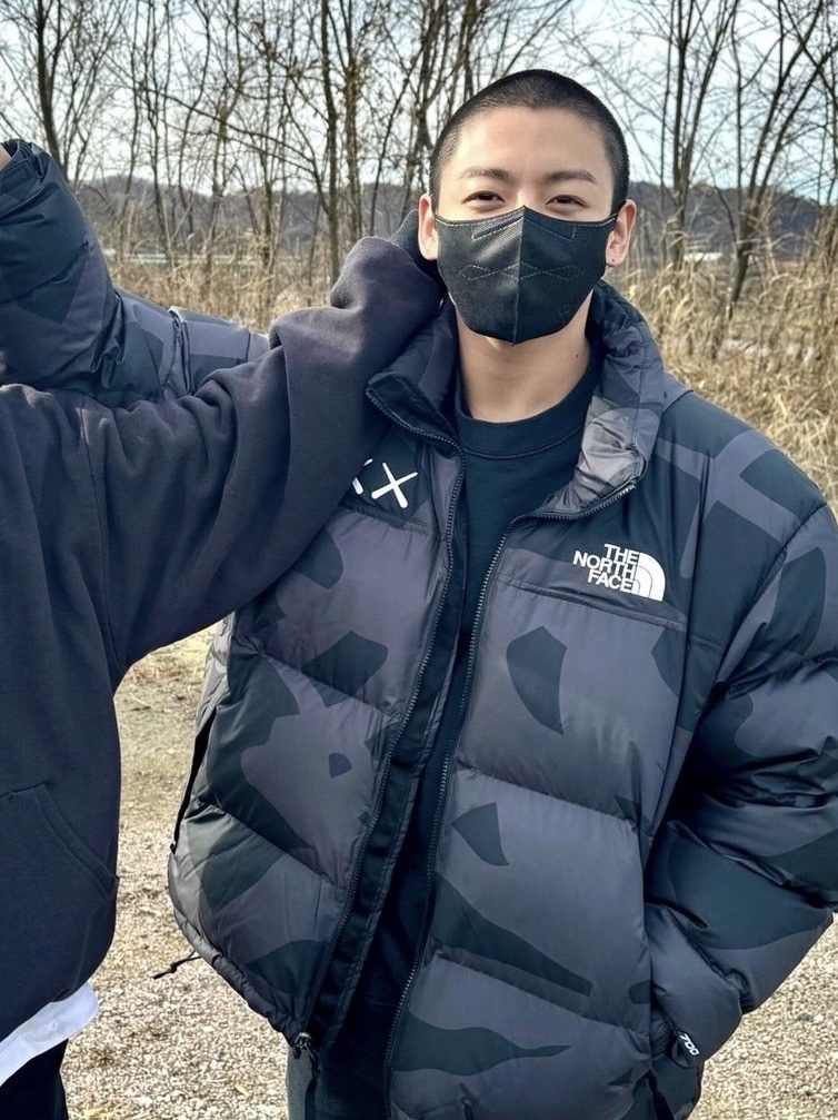 The North Face x Kaws Retro 1994 Himalayan Parka Black Print - 22FW 착용 스타일