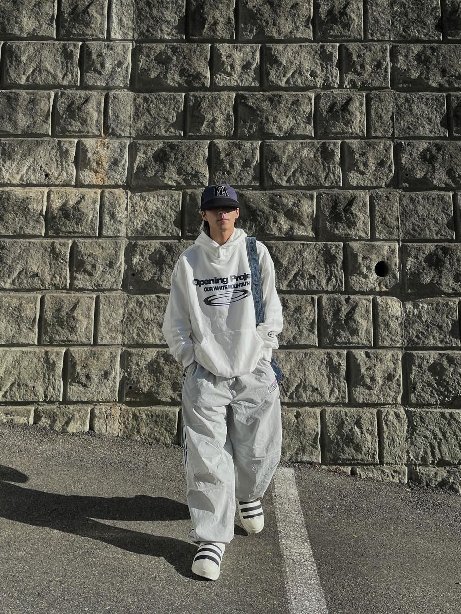 Opening Project Identity Hoodie Off White 착용 스타일 - 3