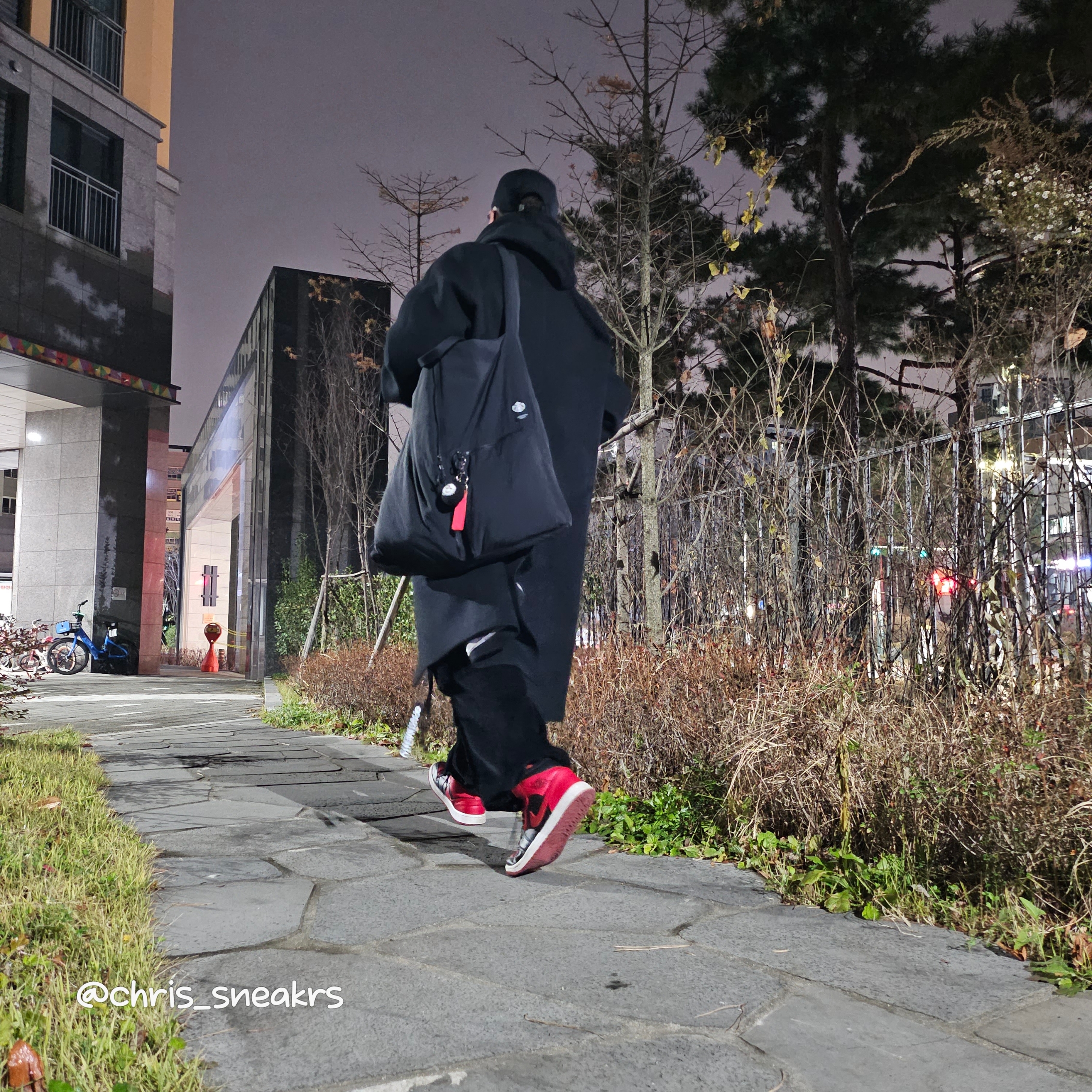 Jordan 1 Mid Bred Banned 2020, Undermycar Legion.02 Balmacaan Oversized Wool Coat Black 착용 스타일 - 3