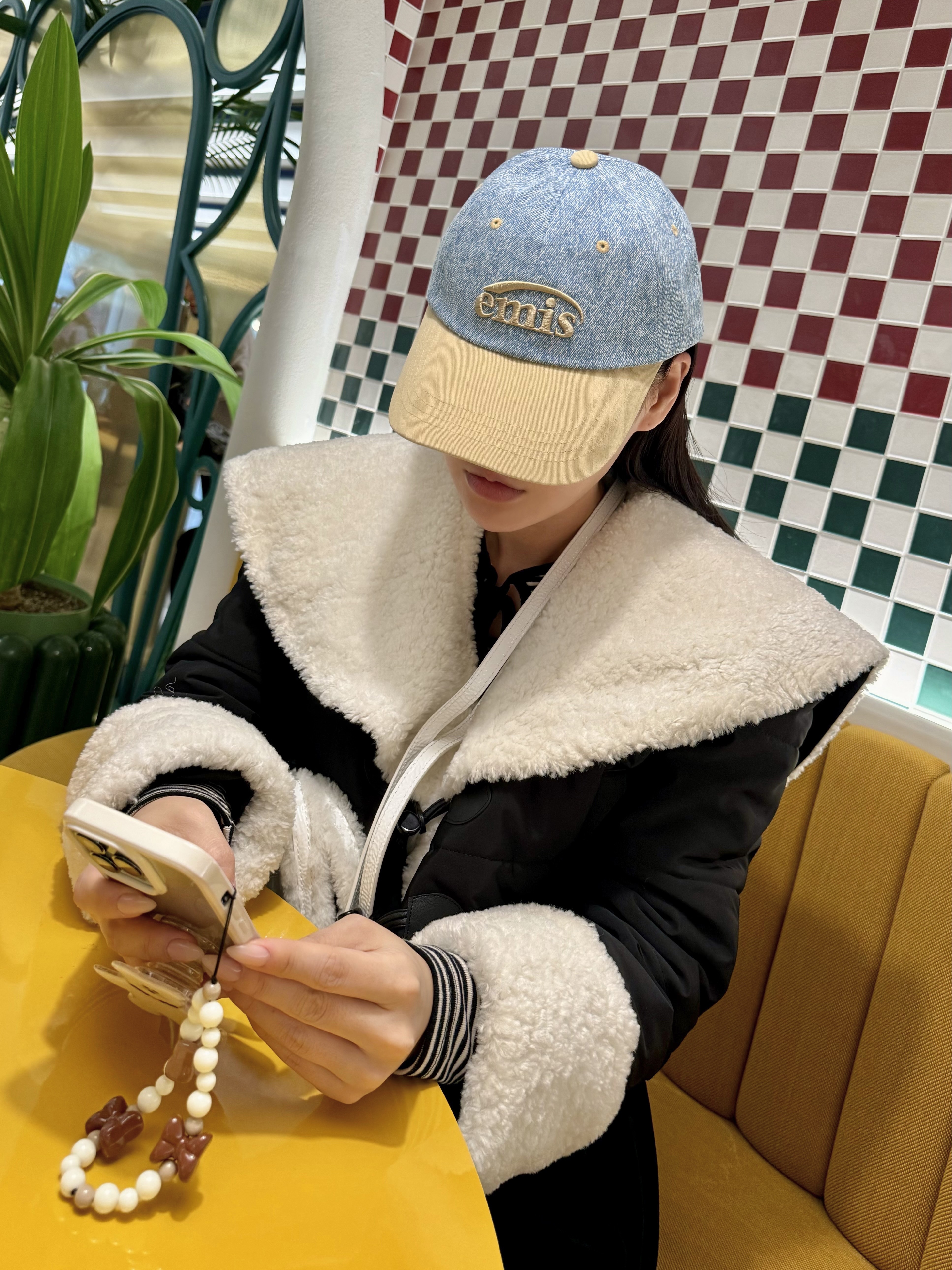 Emis New Logo Denim Ball Cap Light Blue Denim Beige 착용 스타일 - 6
