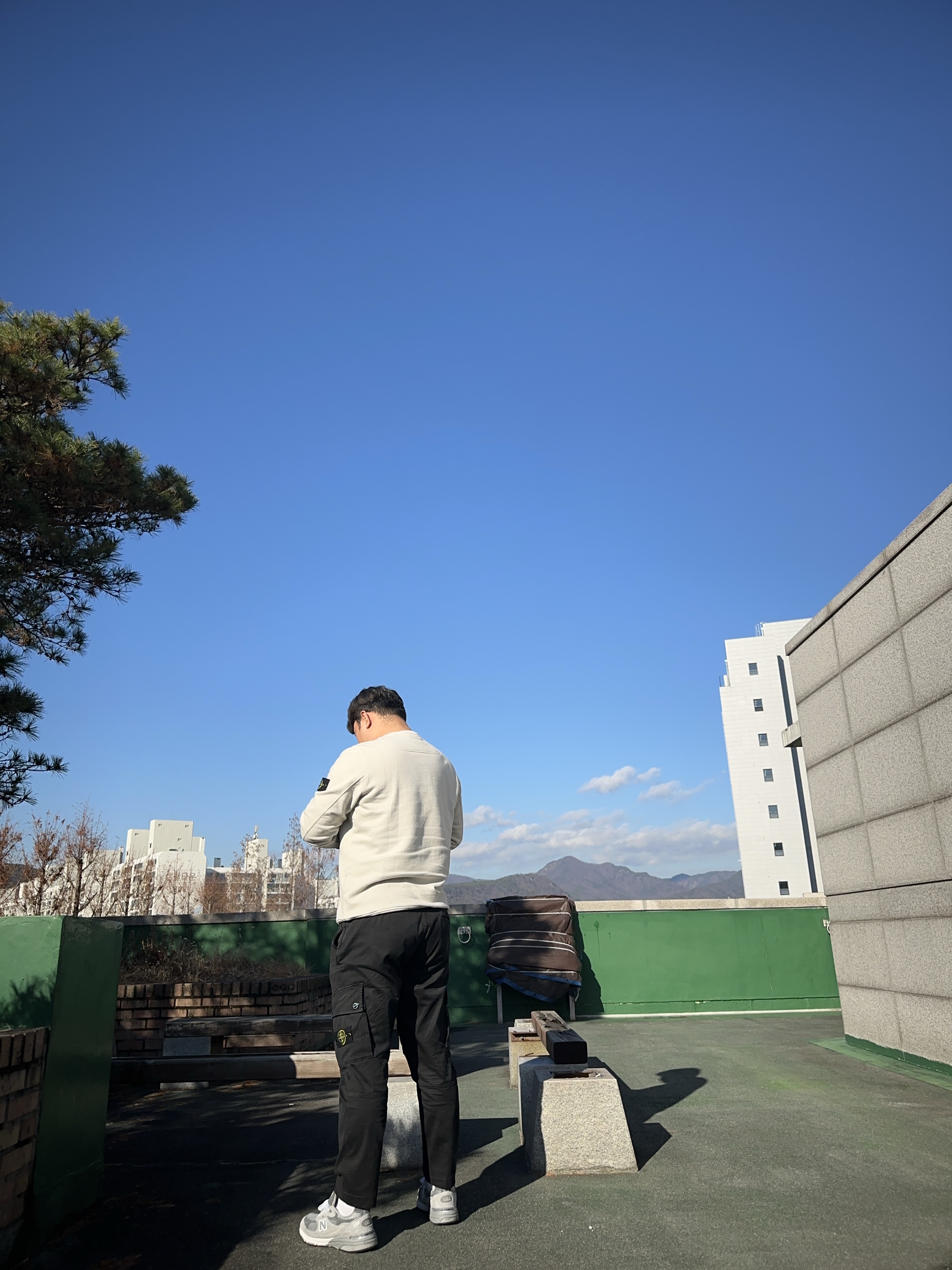 Stone Island 62420 Brushed Cotton Fleece Garment Dyed Crewneck Sweatshirt Stucco - 23FW, Stone Island 303L1 Stretch Broken Twill Cotton Garment Dyed Old Effect Cargo Pants Black - 23FW 착용 스타일 - 1
