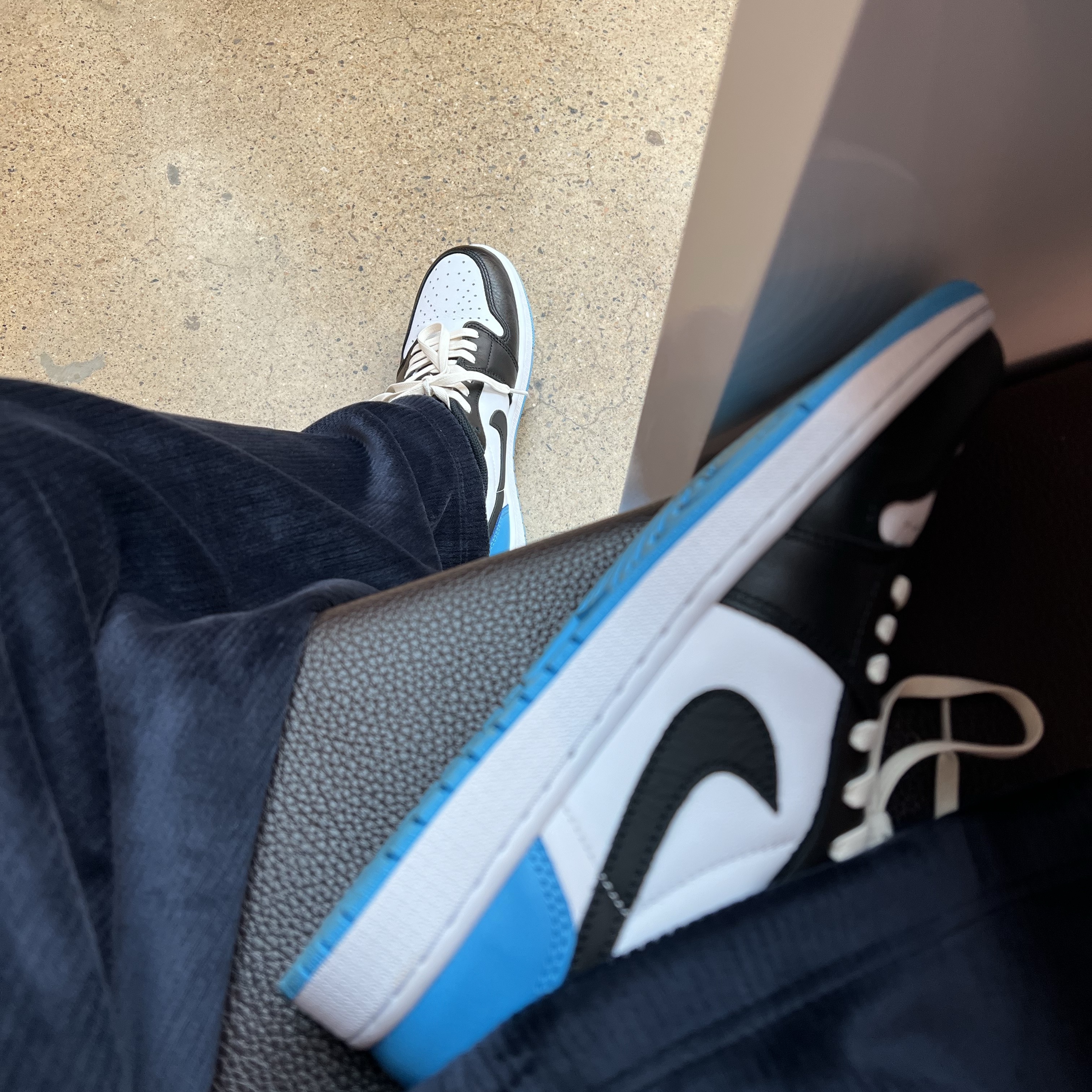 Jordan 1 Retro Low OG Black and Dark Powder Blue 착용 스타일