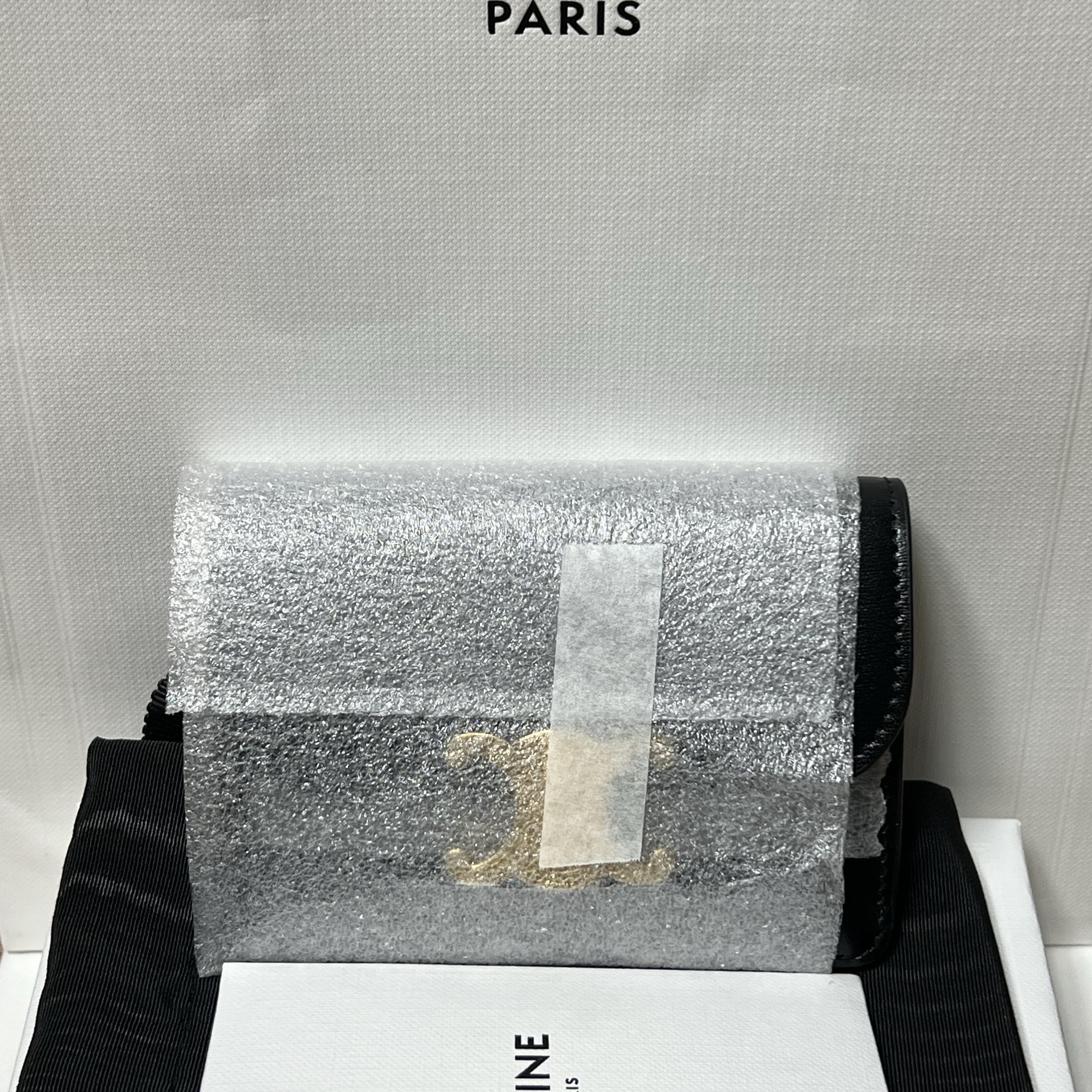 Celine Card Holder with Flap in Shiny Calfskin Black 착용 스타일