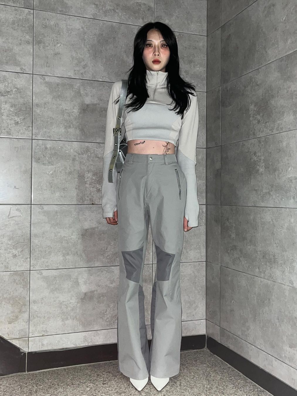 Art of Field Half Neck Cropped T-Shirt Beige, Art of Field Boots Cut Pants Light Gray 착용 스타일 - 3