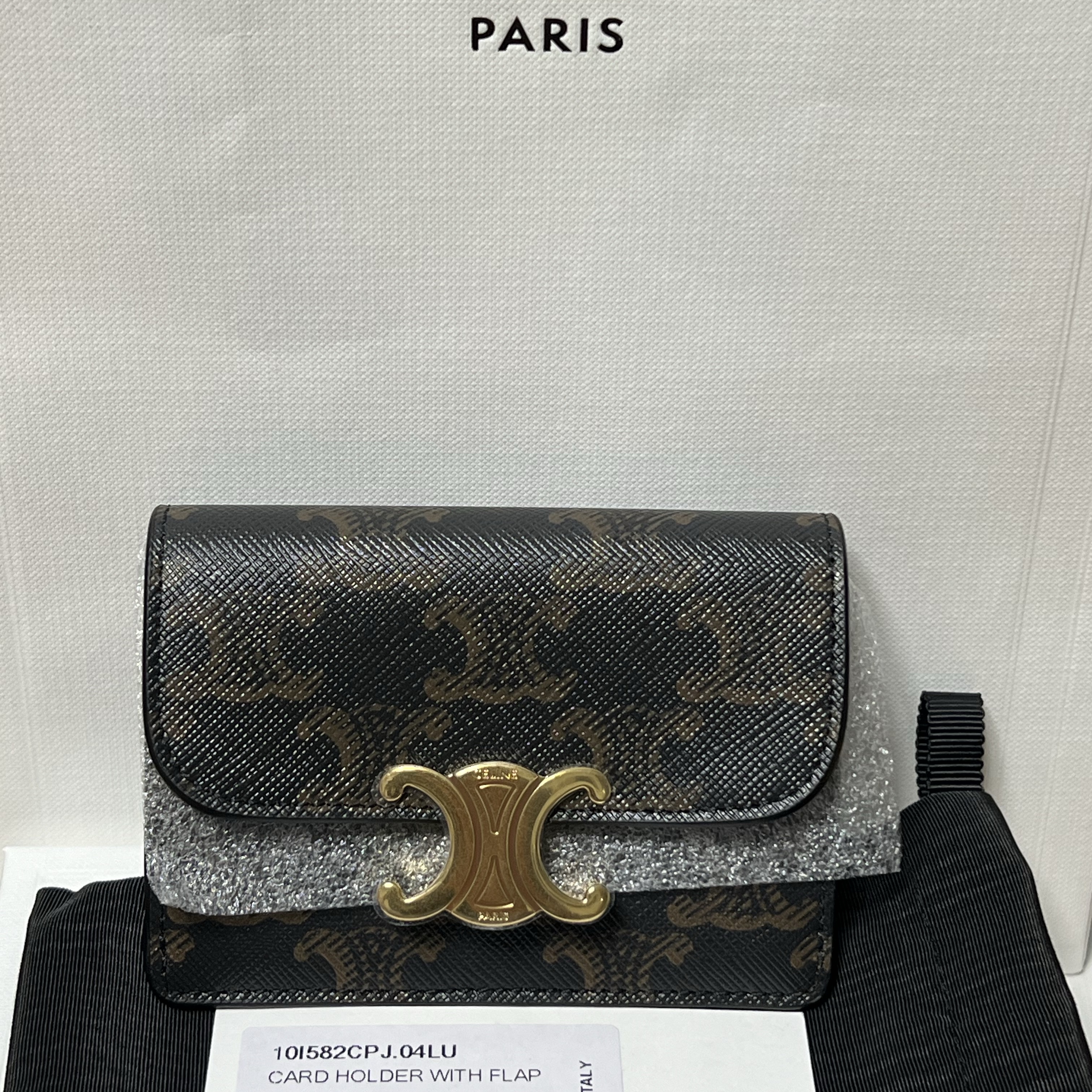 Celine Card Holder with Flap in Triomphe Canvas Tan 착용 스타일