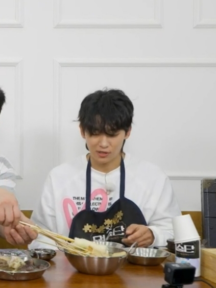 The Museum Visitor Heart Printed Inside-Out Sweatshirts Black 착용 스타일 - 1