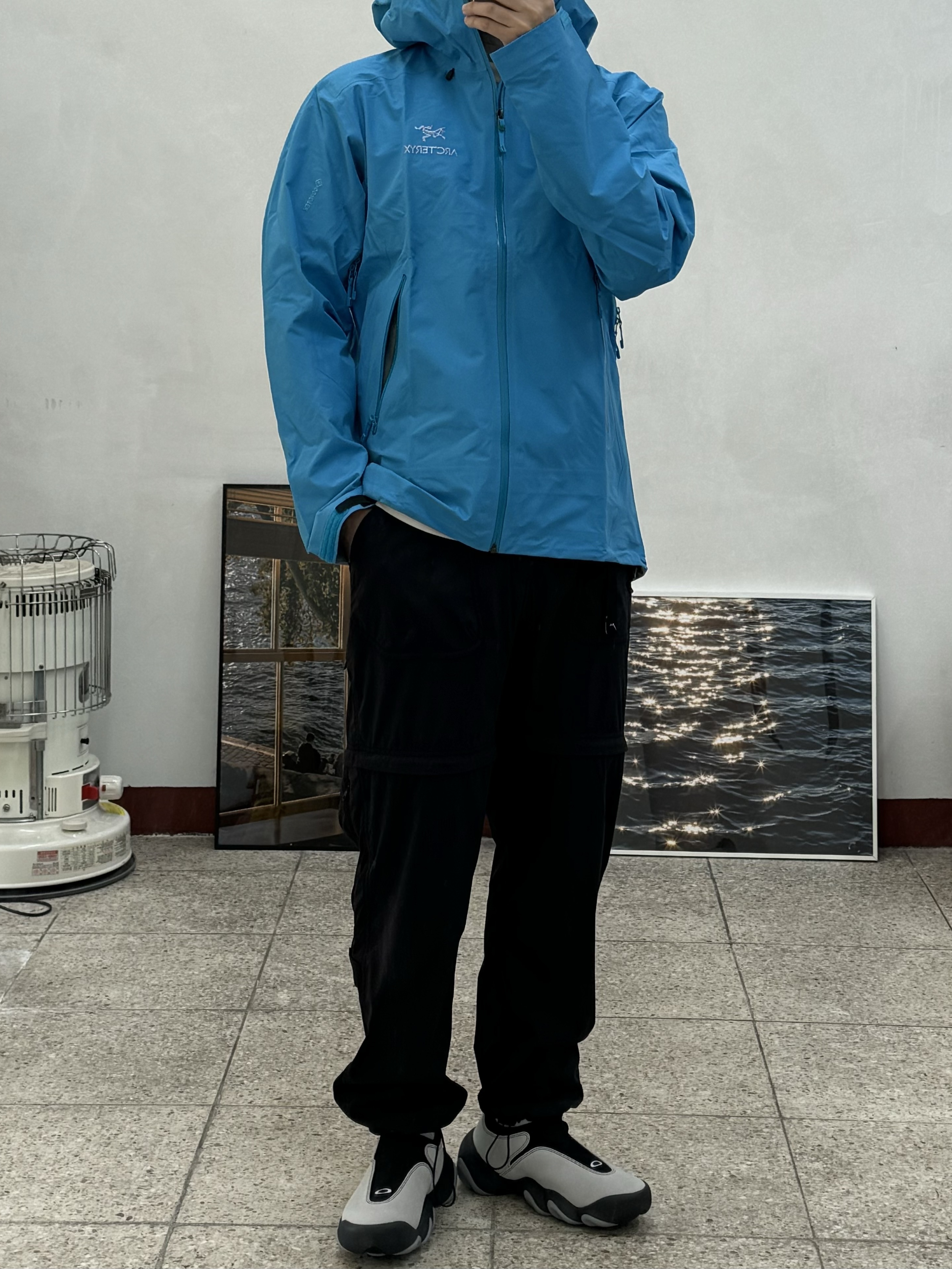 Oakley Factory Team x Brain Dead Flesh White Birch, Arc'teryx Beta LT Jacket Smoke Bluff 착용 스타일 - 2