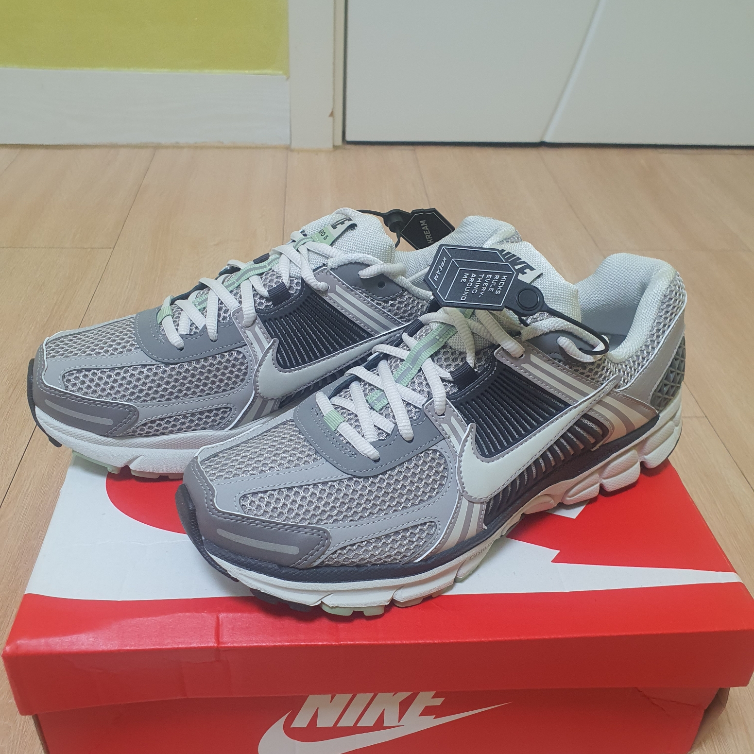 (W) Nike Zoom Vomero 5 Cobblestone and Flat Pewter 착용 스타일 - 2