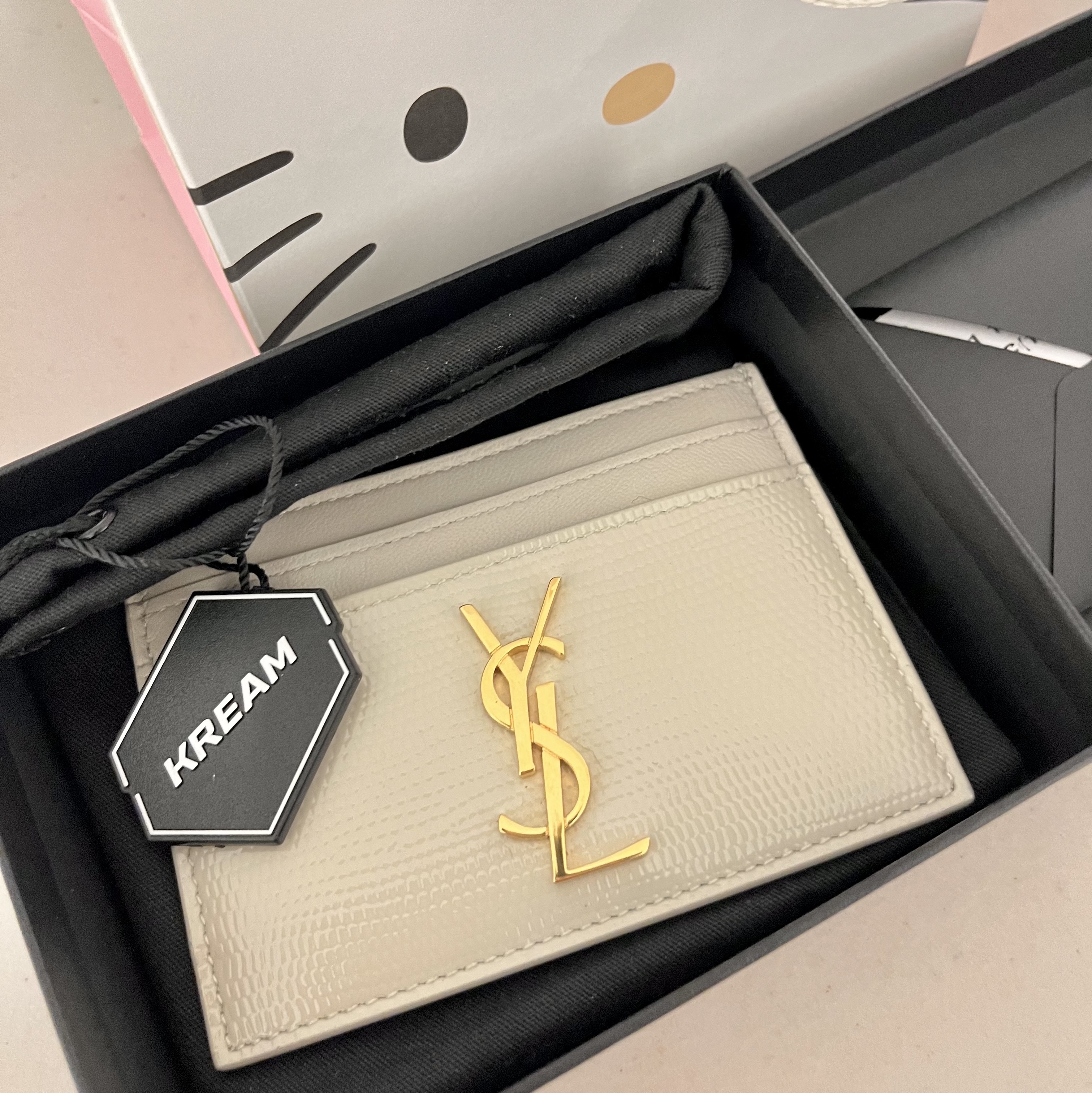 Saint Laurent Cassandre Card Case in Lizard Embossed Leather Blanc Vintage 착용 스타일