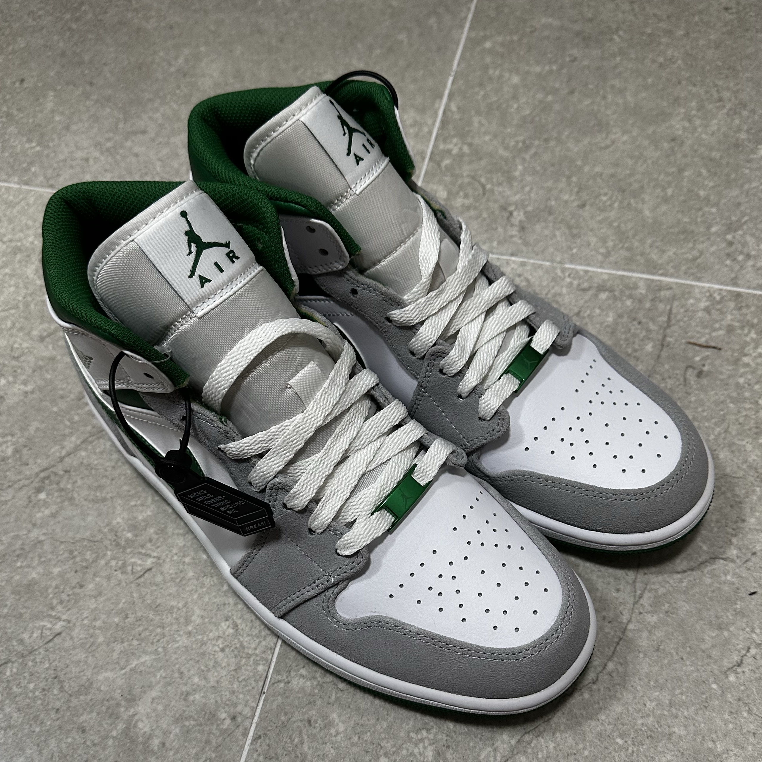 Jordan 1 Mid SE Pine Green Light Smoke Grey 착용 스타일