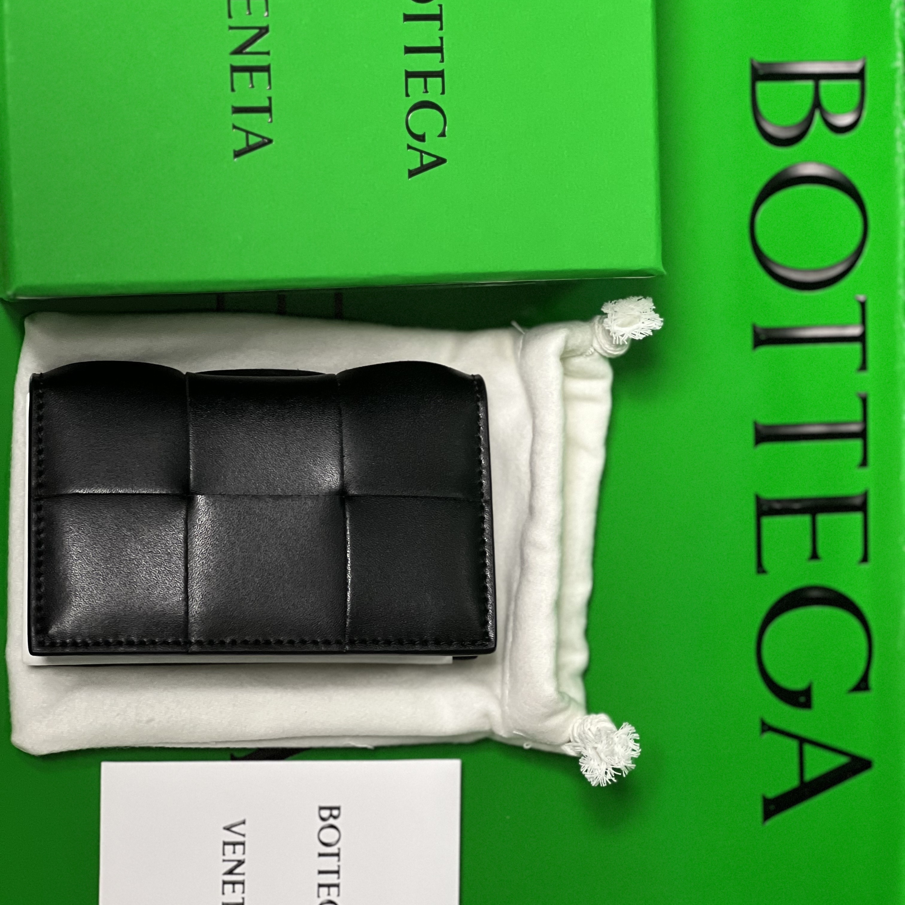 Bottega Veneta Flap Card Case Black 착용 스타일
