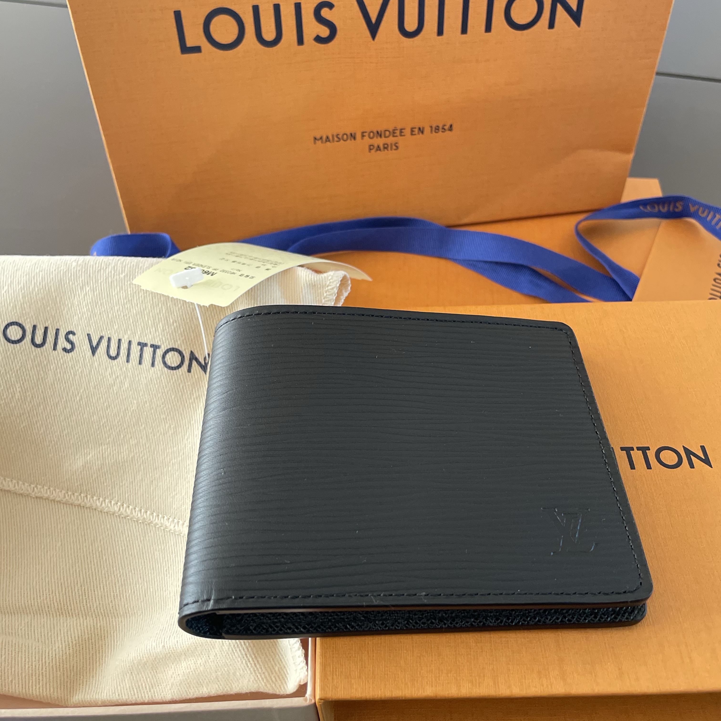 Louis Vuitton Slender Wallet Epi Black 착용 스타일 - 1