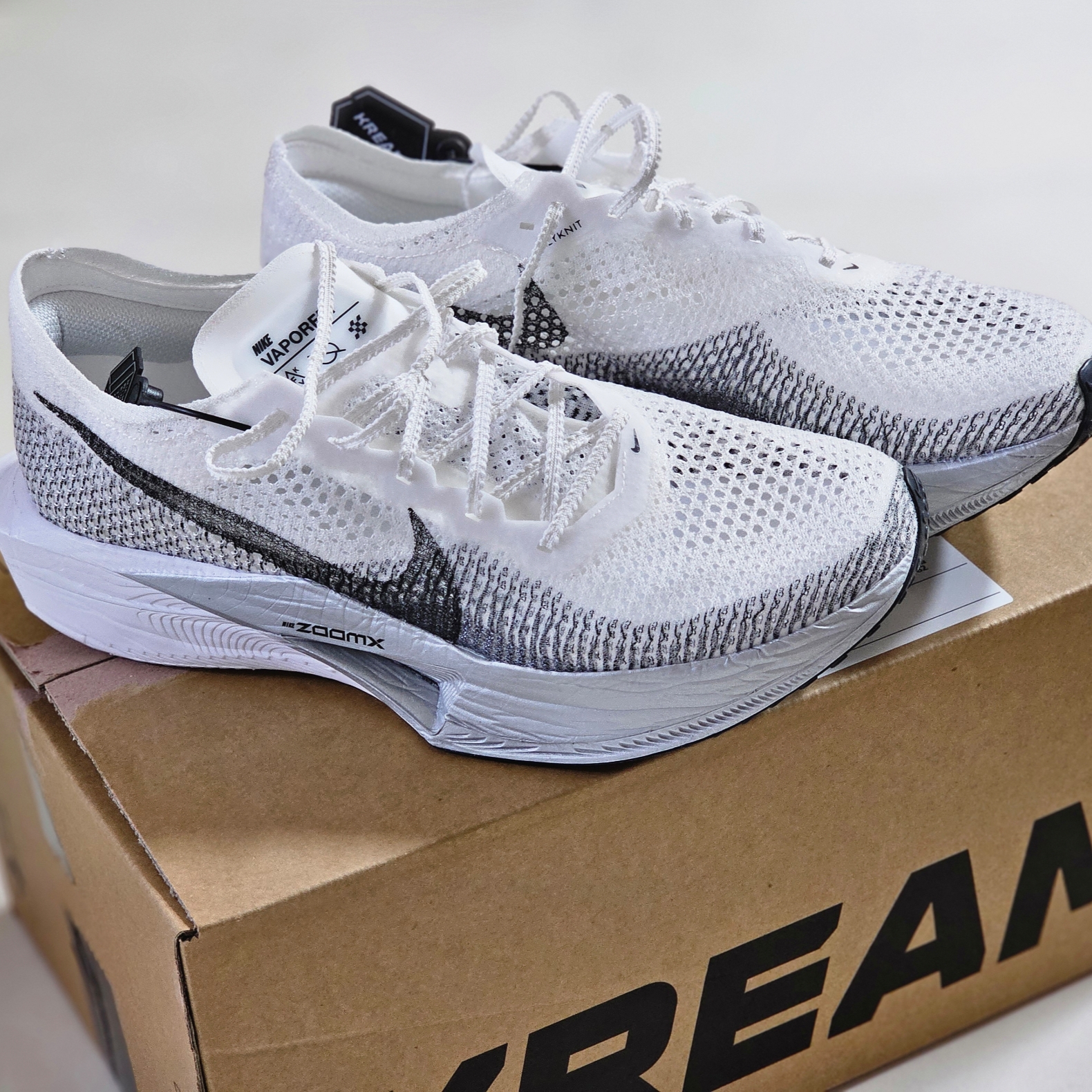 Nike ZoomX Vaporfly Next% 3 White Grey 착용 스타일 - 2