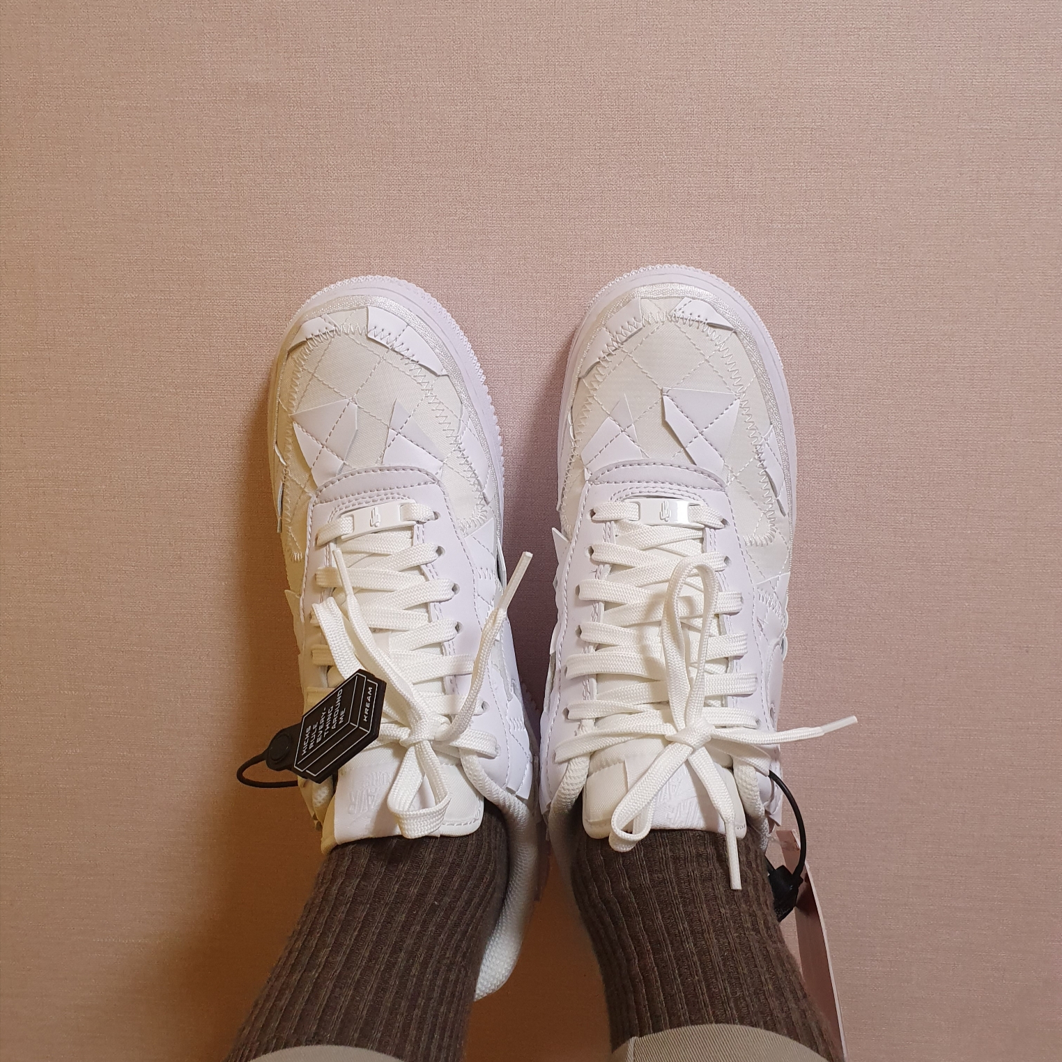 Nike x Billie Eilish Air Force 1 Low SP Triple White 착용 스타일 - 2