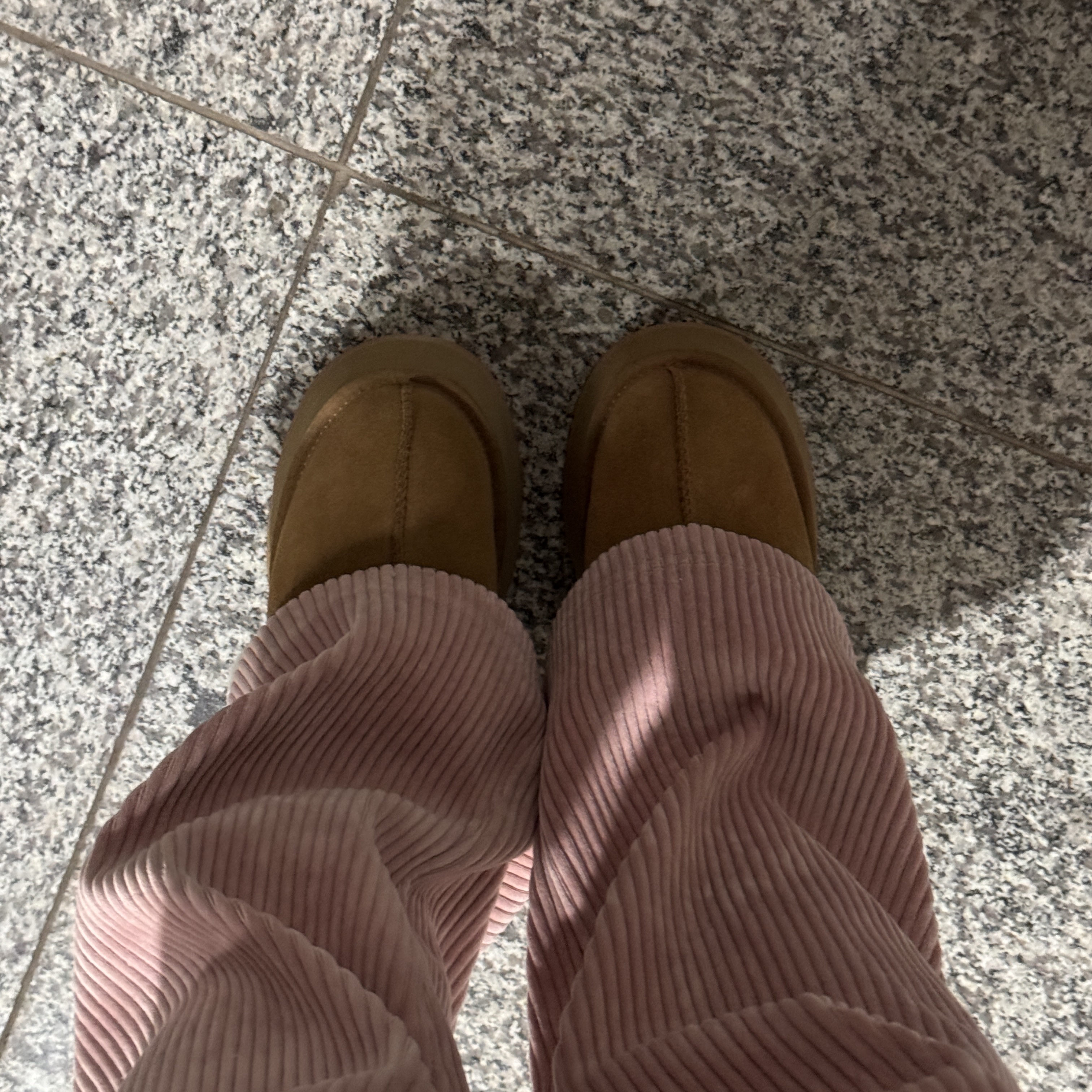 (W) UGG Funkette Slides Chestnut 착용 스타일 - 2
