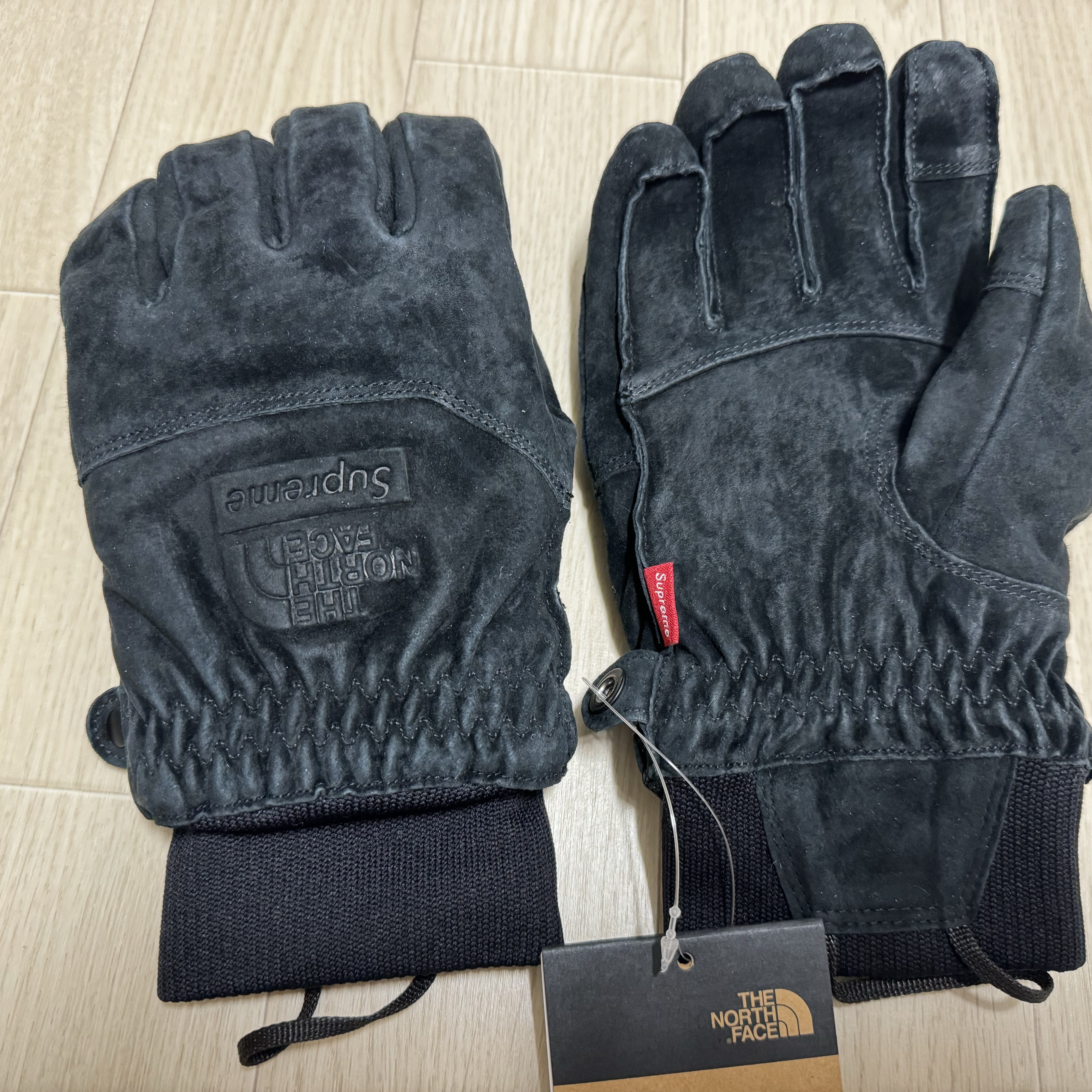 Supreme x The North Face Suede Glove Black - 23FW 착용 스타일 - 1
