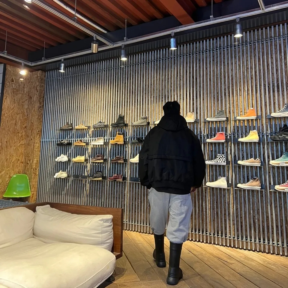 Balenciaga x Crocs Rubber Boot Black, Farfromwhat Far Oversized Hoodie Bomber Black 착용 스타일