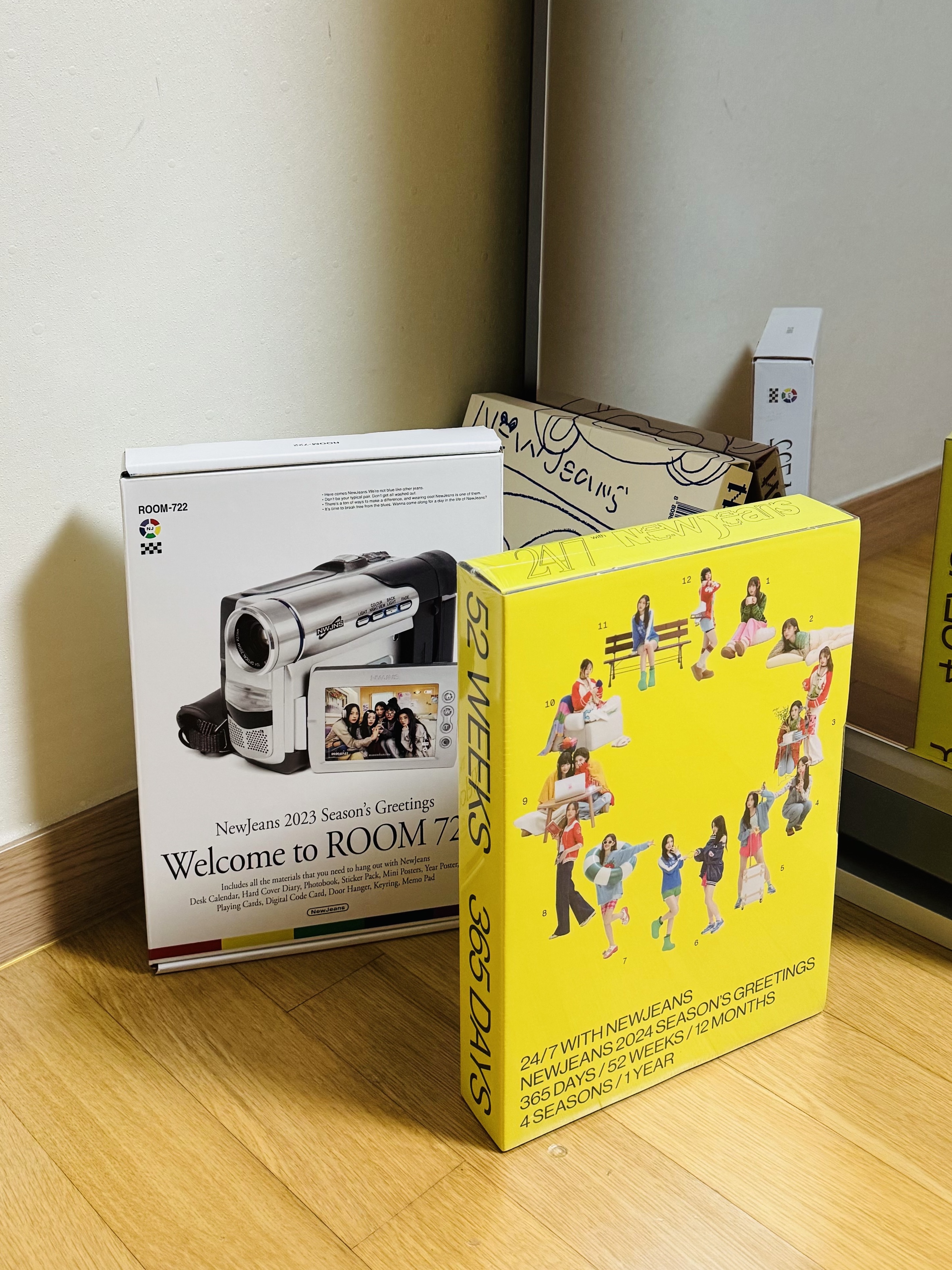NewJeans 24/7 With NewJeans Season’s Greetings 2024, NewJeans Welcome to Room 722 Season’s Greetings 2023 착용 스타일