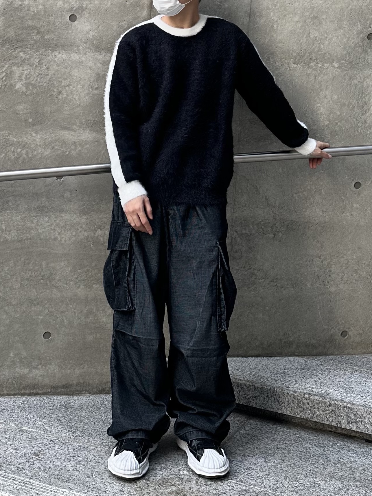 Maison Mihara Yasuhiro Blakey OG Sole Canvas Low-top Sneakers Black White, Maison Mihara Yasuhiro Blakey OG Sole Canvas Low-top Sneakers White 착용 스타일 - 2