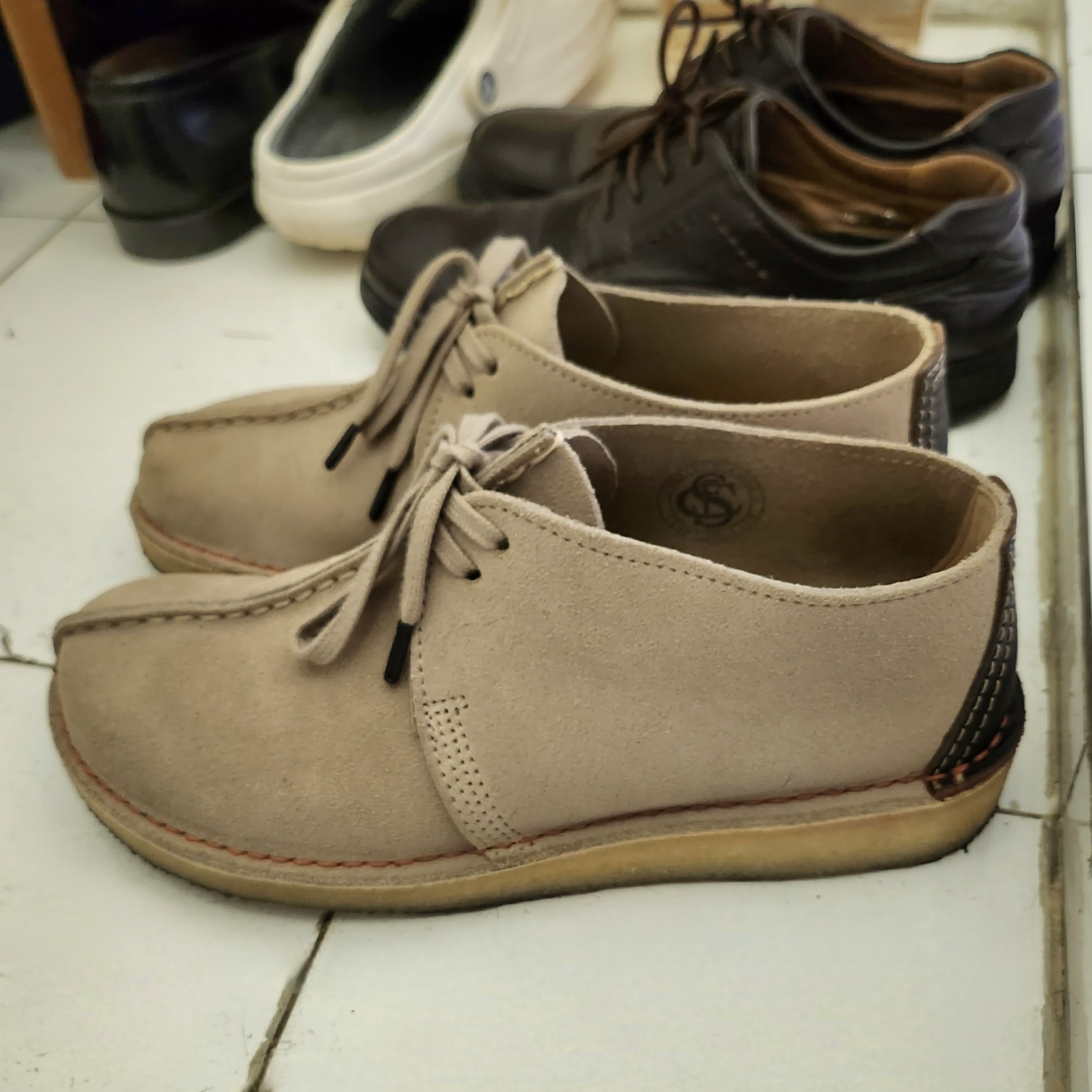 Clarks x Thisisneverthat Desert Boots Maple, Clarks Desert Trek Suede Sand 착용 스타일 - 4