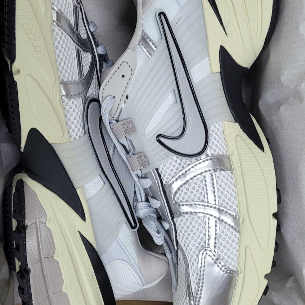 Nike V2K Run Summit White Metallic Silver 착용 스타일